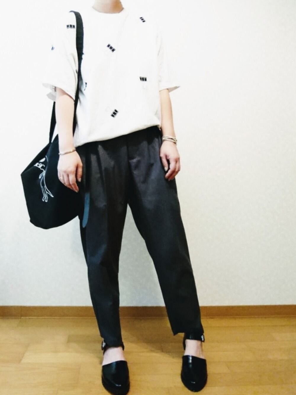 グレー系のその他パンツ、ブラック系のその他シューズ、ブラック系のショルダーバッグを着用したレディースの夏コーディネートの1枚目の写真