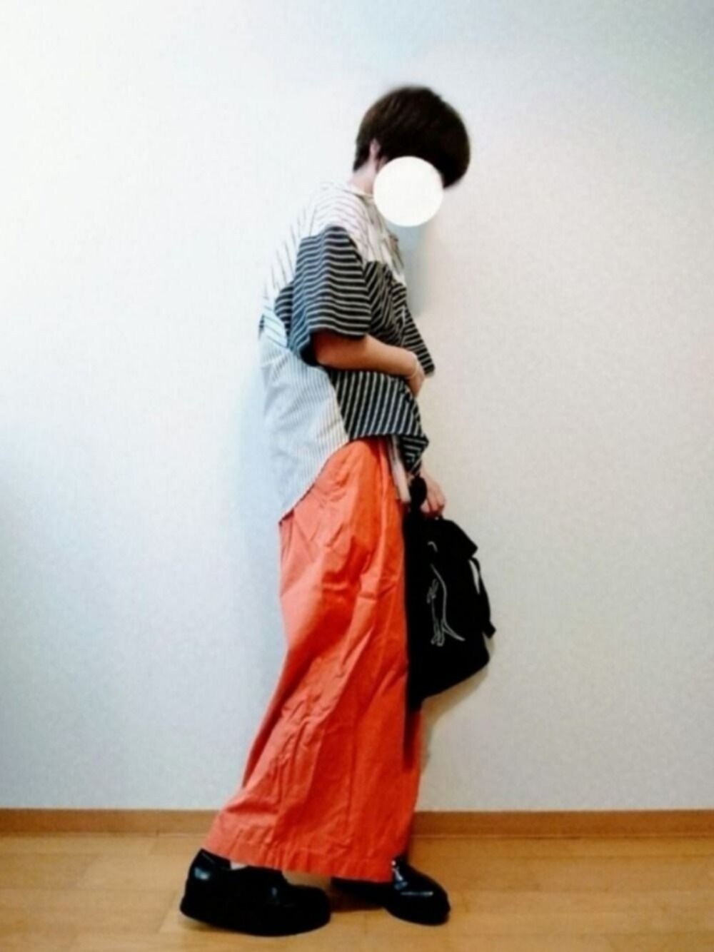 ブルー系のドレスシューズ、オレンジ系のその他パンツ、ホワイト系のタンクトップを着用したレディースの夏コーディネートの1枚目の写真