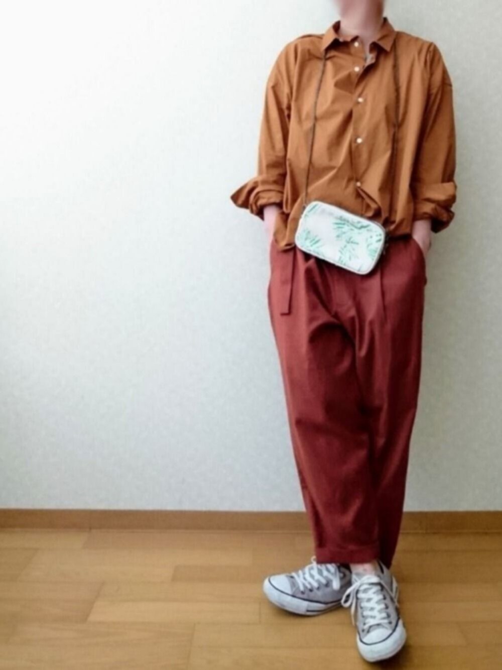 ホワイト系のボディバッグ/ウエストポーチ、ブラウン系のシャツ/ブラウス、ブラウン系のその他パンツを着用したレディースの秋コーディネートの1枚目の写真