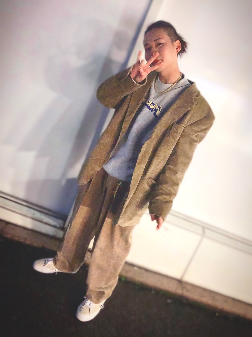 「ストリート、スニーカー、HIPHOP、古着、セットアップ、converse、秋コーデ、ベージュ、コーデュロイ、シンプル」｜「Silver Lakeのアイテム（スウェット、グレー系）」を使った、TOYAさん（メンズ・165cm）の秋コーディネートの1枚目の写真