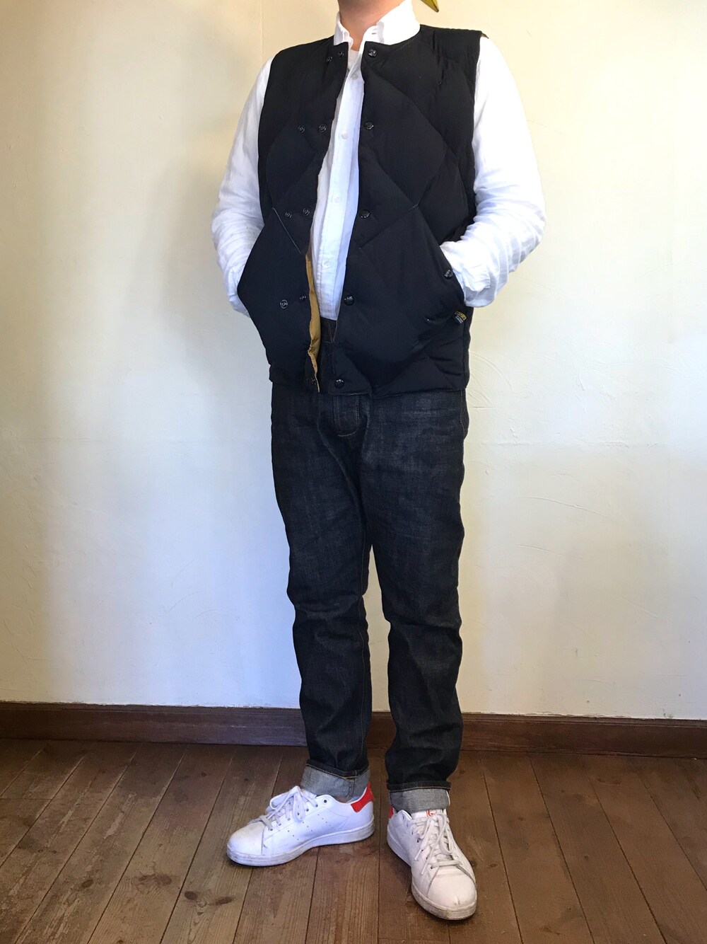 「ダウンベスト、ボヘミアンズ、スタンスミス」｜「ONES STROKEのアイテム（デニムパンツ、ブルー系）」を使った、MUGENさん（メンズ・173cm）の冬コーディネートの1枚目の写真
