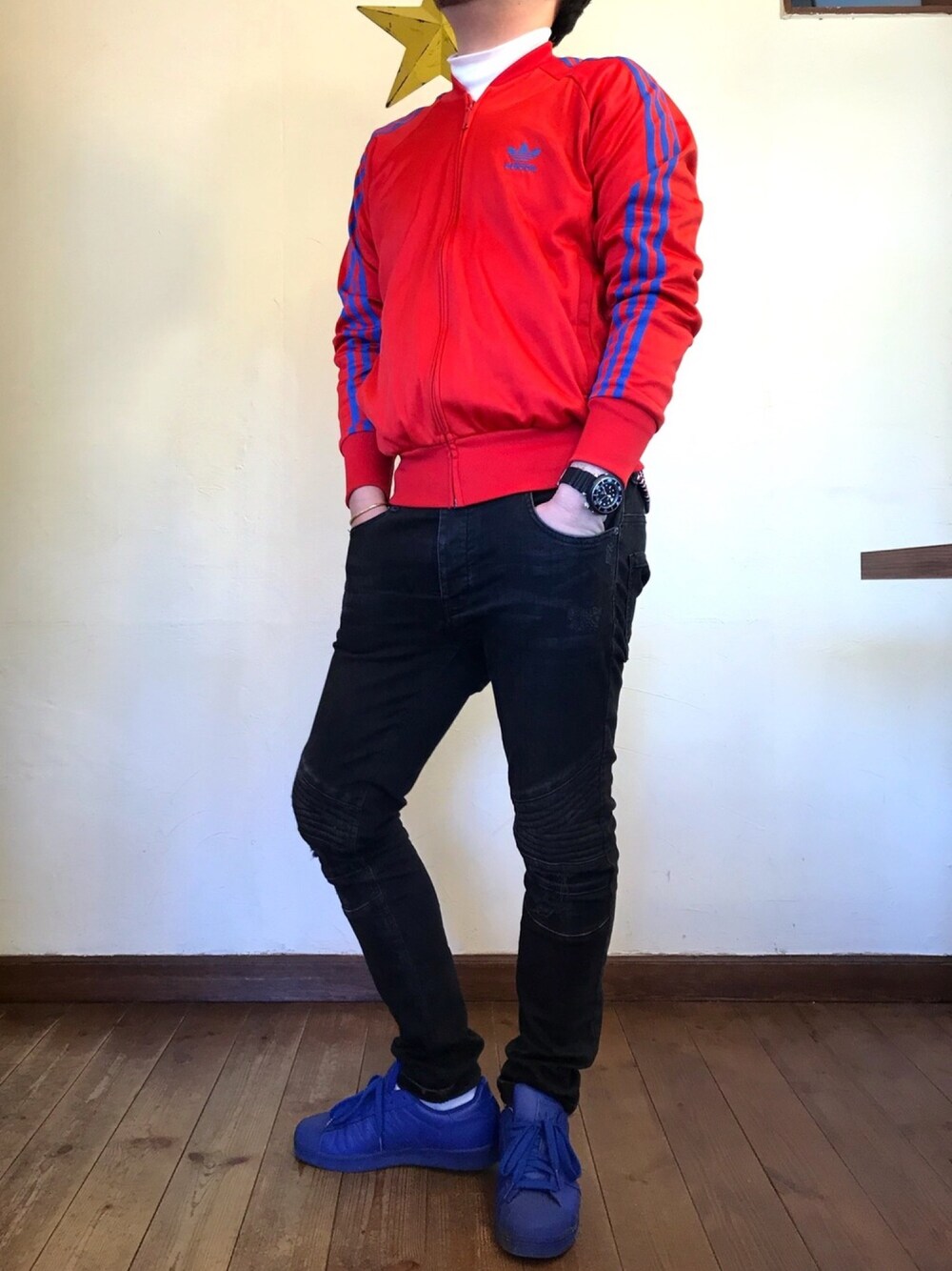 「adidasジャージ、adidasスーパースター」｜「adidasのアイテム（ジャージ、レッド系）」を使った、MUGENさん（メンズ・173cm）の冬コーディネートの1枚目の写真