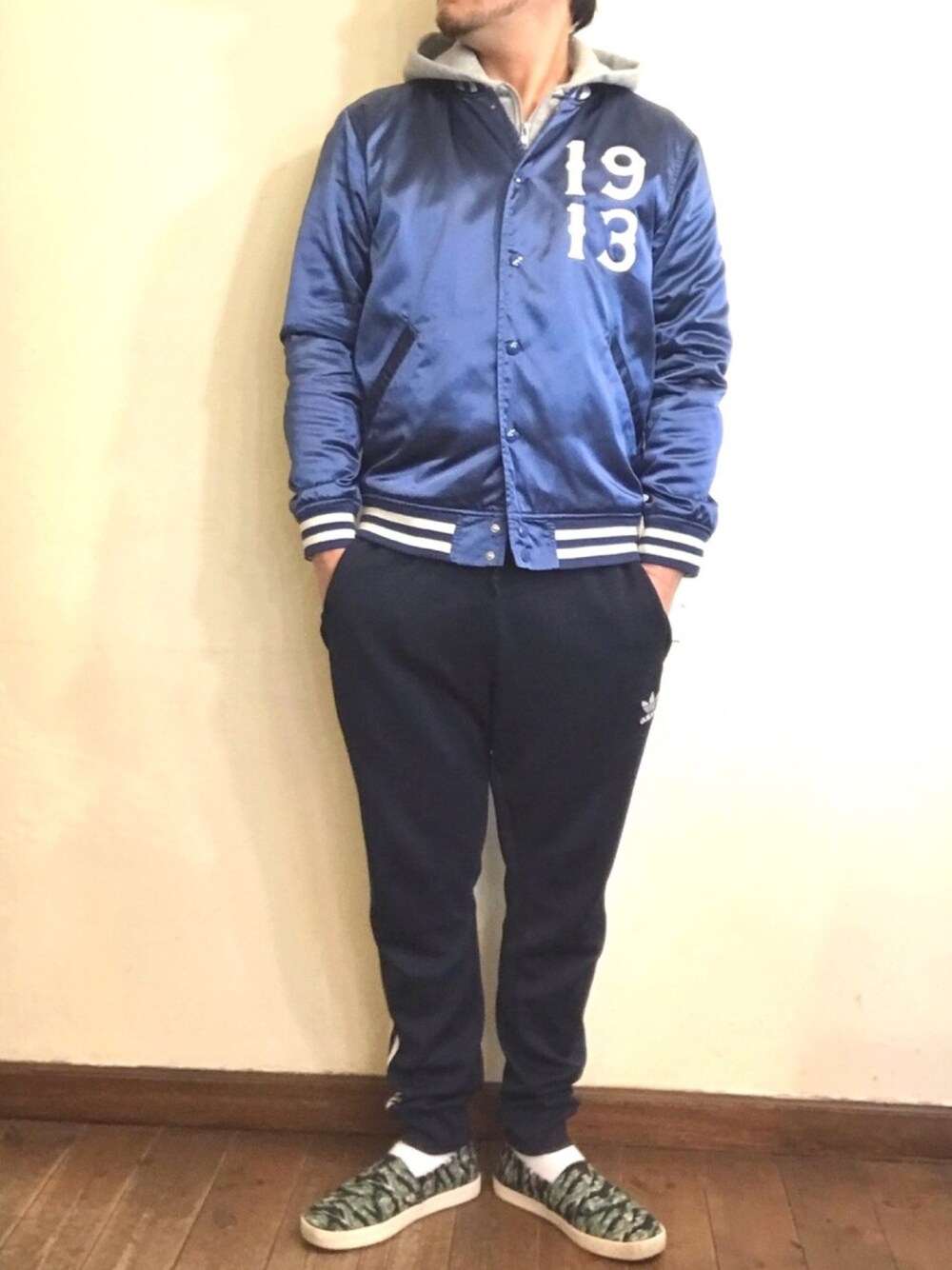 「SCHOTT、adidasジャージ、トムス(TOMS)、ニューエラ キャップ」｜「無印良品のアイテム（パーカー、グレー系）」を使った、MUGENさん（メンズ・173cm）の冬コーディネートの1枚目の写真
