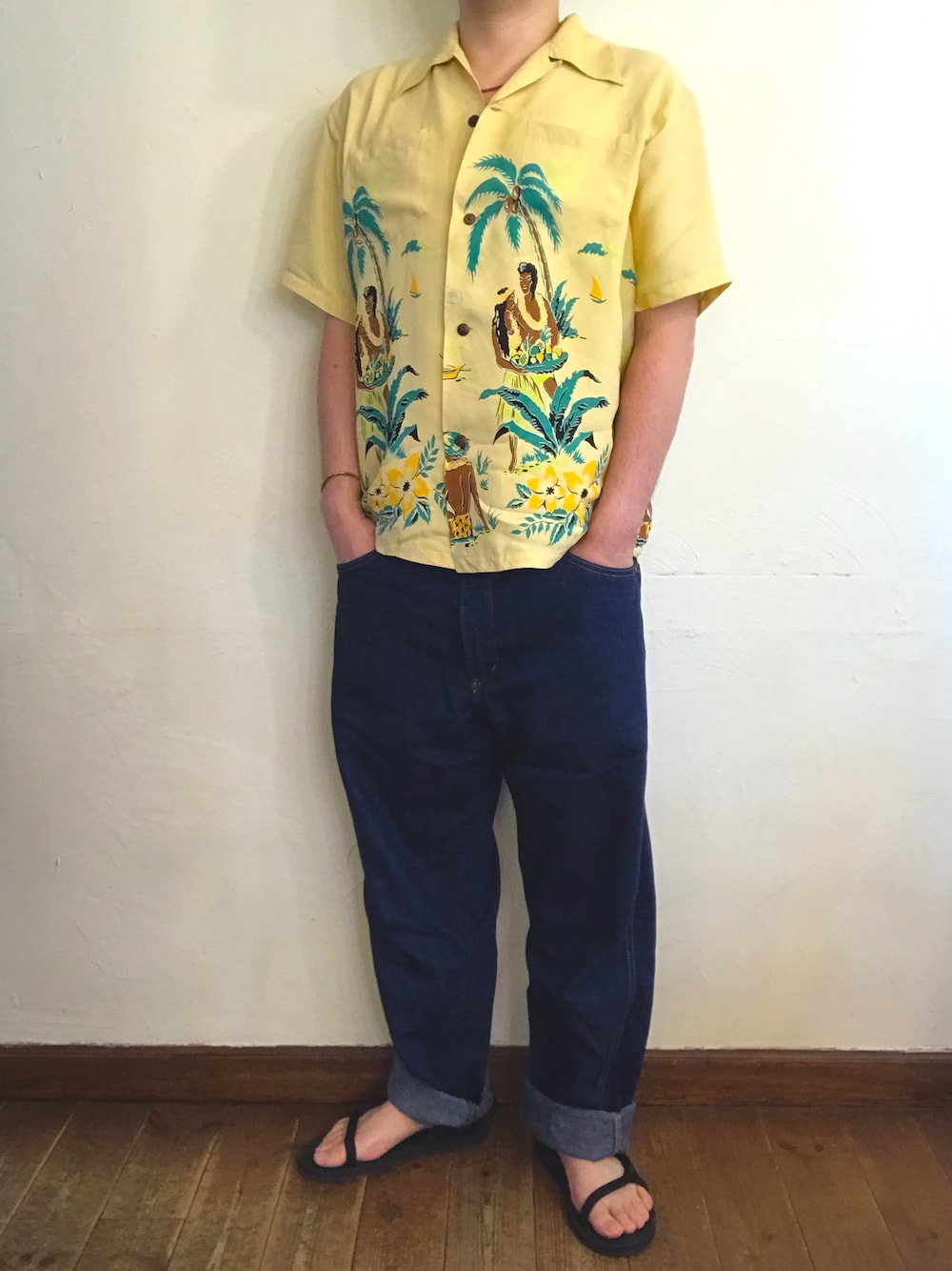 「サンサーフ、アロハシャツ、太めデニム、黄色コーデ、今日のコーデ」｜「SUN SURFのアイテム（シャツ/ブラウス、イエロー系）」を使った、MUGENさん（メンズ・173cm）の夏コーディネートの1枚目の写真