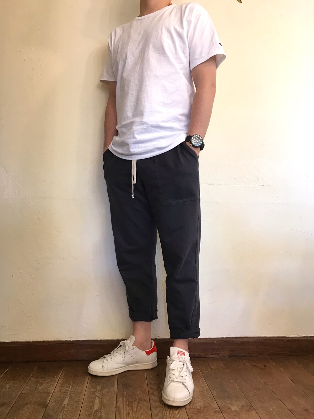 「adidas、スタンスミス、チャンピオンTシャツ、チャンピオン、UNIQLO、グレーパンツ、白Tシャツ、今日のコーデ」｜「ChampionのChampion チャンピオン 無地 ベーシック メンズ 半袖 クルーネック Tシャツ（Tシャツ/カットソー、ホワイト系）」を使った、MUGENさん（メンズ・173cm）の夏コーディネートの1枚目の写真