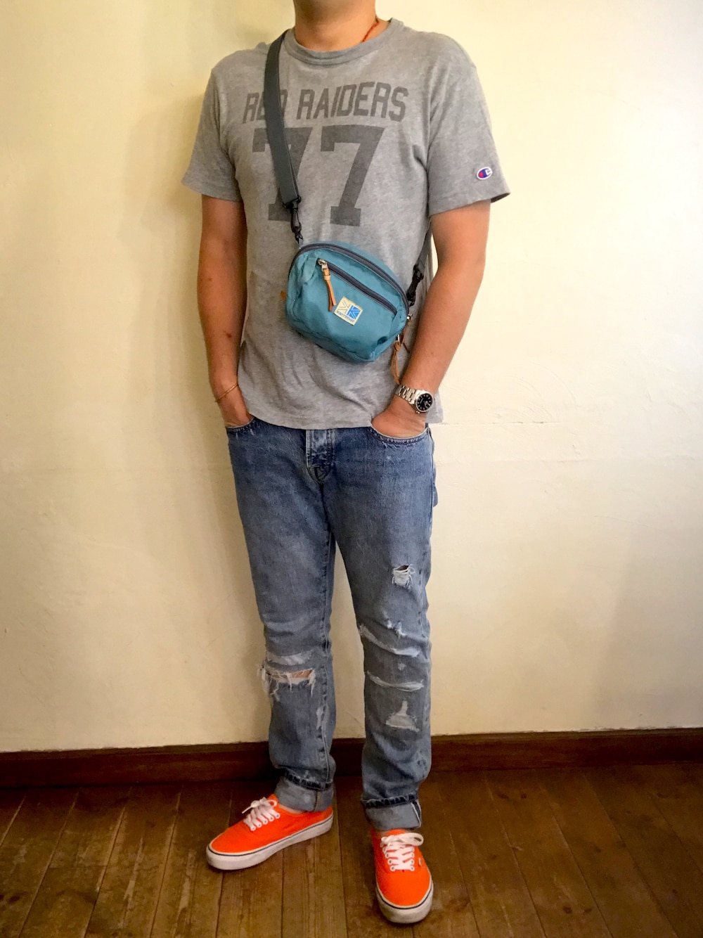 「VANS AUTHENTIC、VANS、スコッチ＆ソーダ、ダメージデニムパンツ、チャンピオンTシャツ、カリマー、今日のコーデ、スニーカーコーデ」｜「Championのアイテム（Tシャツ/カットソー、グレー系）」を使った、MUGENさん（メンズ・173cm）の秋コーディネートの1枚目の写真