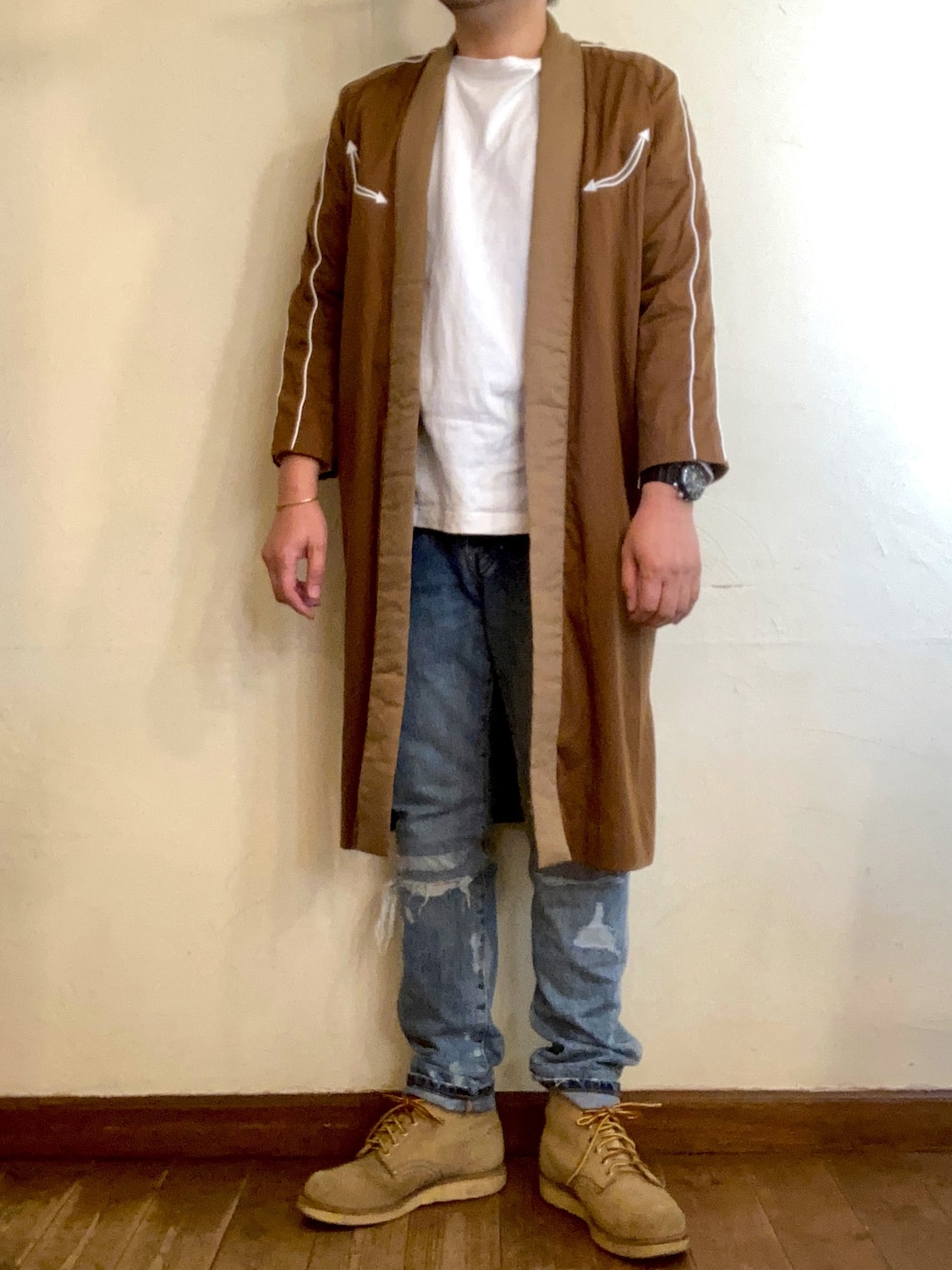 「ガウンコーデ、秋のコーデ、カジュアルコーデ、今日のコーデ、レッドウィング、スコッチ＆ソーダ、VOTEMAKENEWCLOTHES」｜「VOTE MAKE NEW CLOTHESのVOTE MAKE NEW CLOTHES SATIN WESTERN GOWN【二宮和也さん嵐にしやがれ着用アイテム】（チェスターコート、ブラウン系）」を使った、MUGENさん（メンズ・173cm）の秋コーディネートの1枚目の写真