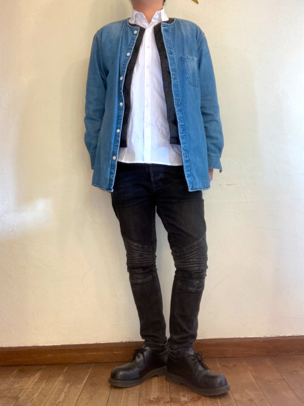 「年末WEAR感謝祭、ブラック、今日のコーデ、ドクターマーチン3ホール、ZARA MAN、モンキータイム、シロシャツ、デニムジャケット」｜「MONKEY TIMEのアイテム（デニムジャケット、ブルー系）」を使った、MUGENさん（メンズ・173cm）の冬コーディネートの1枚目の写真