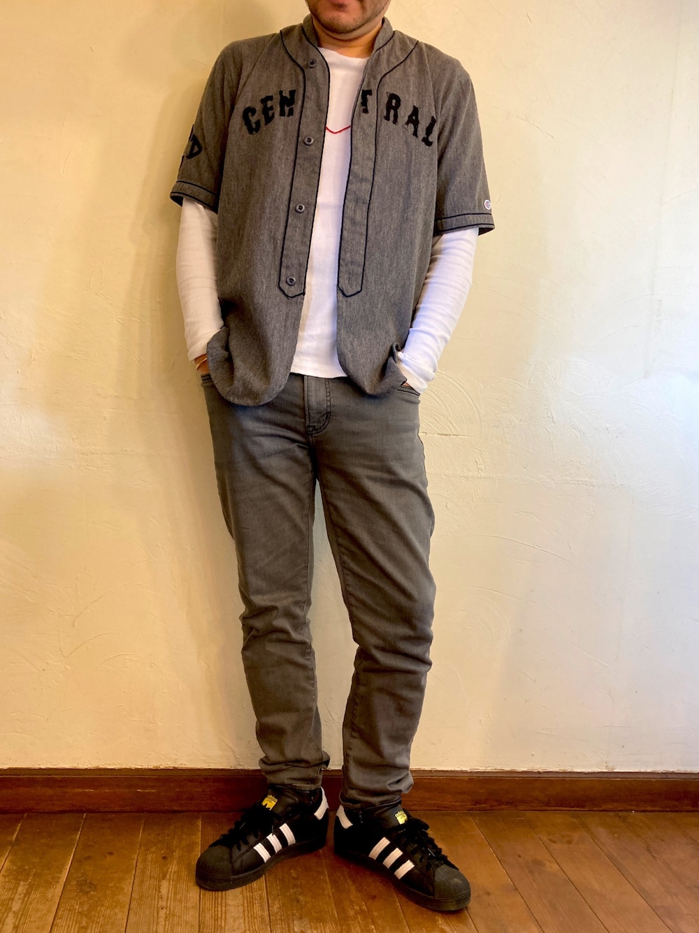 「くすみカラー、Champion、チャンピオン、ベースボールシャツ、アディダスオリジナルス、スーパースター、今日のコーデ、年末WEAR感謝祭、デニムパンツ、シンプルコーデ」｜「adidas OriginalsのSUPERSTAR FV3018（スニーカー、ブラック系）」を使った、MUGENさん（メンズ・173cm）の冬コーディネートの1枚目の写真