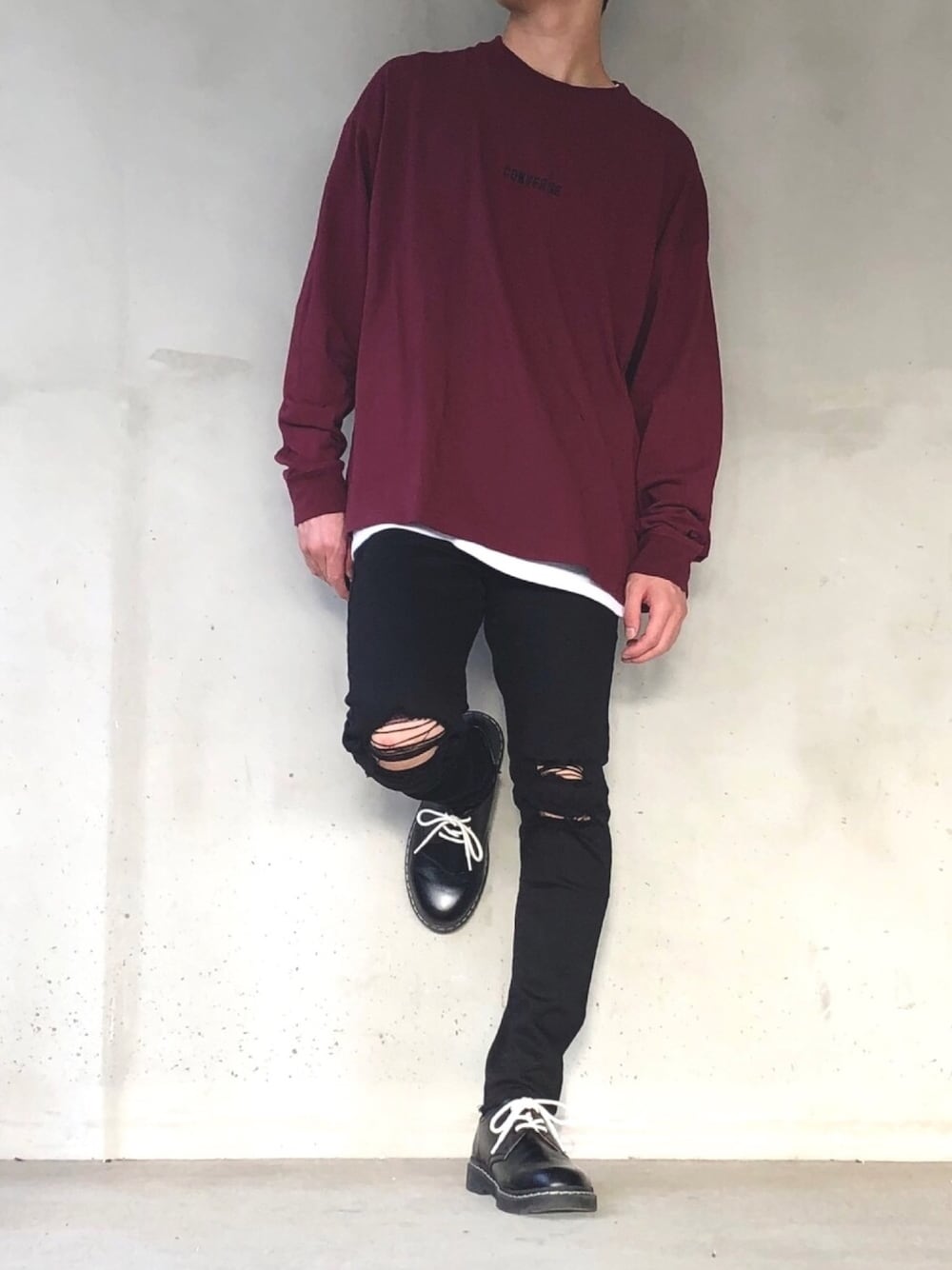 「秋のコーデ、シンプル、ロンT、黒スキニー、コンバース、ユニクロ、おしゃれさんと繋がりたい」｜「CONVERSEのCONVERSE/コンバース 別注 ロゴ刺繍 長袖 ビッグシルエットカットソー（Tシャツ/カットソー、レッド系）」を使った、sakuさん（メンズ・165cm）の秋コーディネートの1枚目の写真