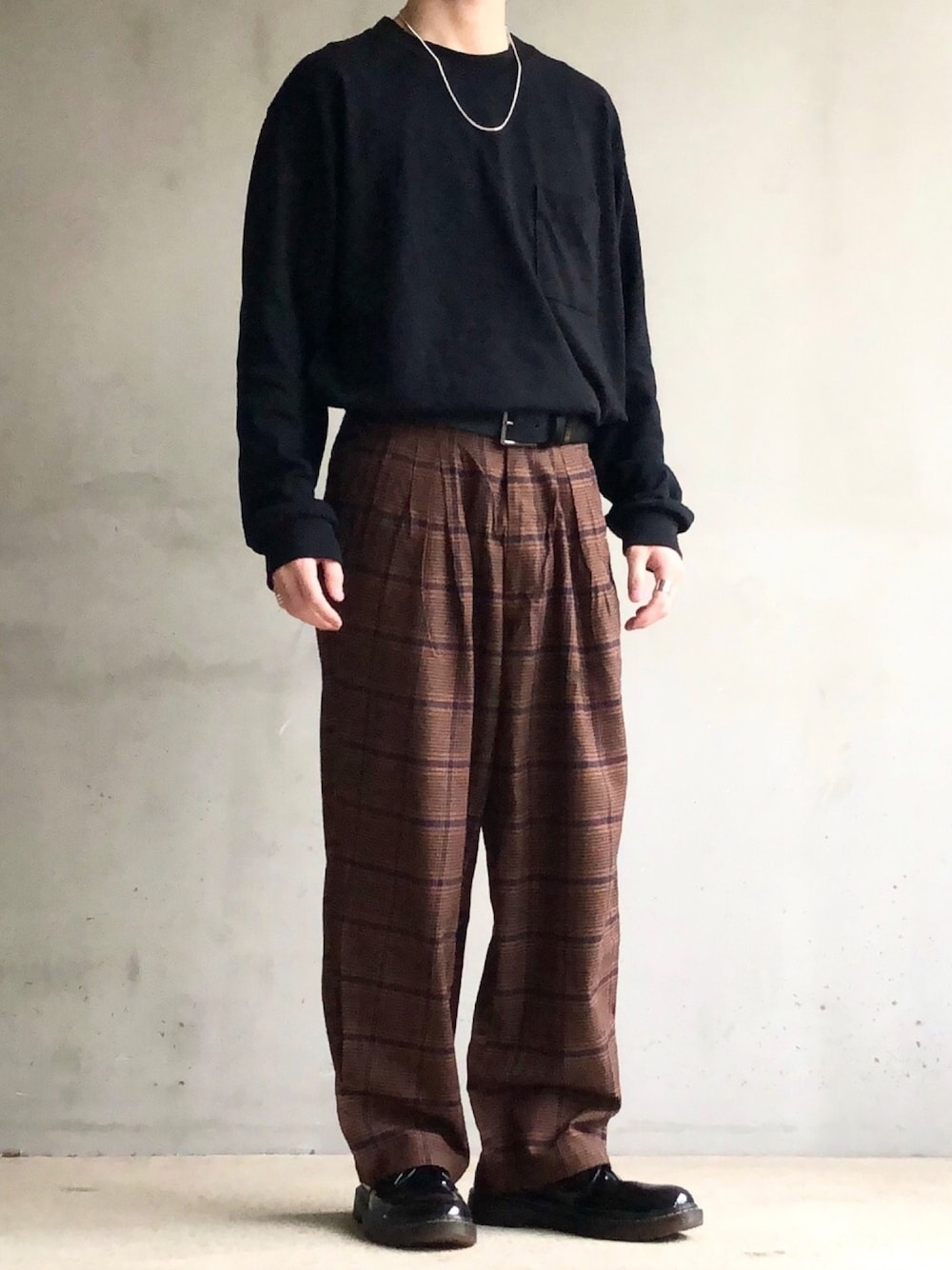 「タックイン、はるコーデ、チェックパンツ、黒、ロンT、ワイドパンツ、オーバーサイズ、kutir、LOVEHUNTER、お洒落さんとつながりたい」｜「GLOBAL WORKのUSAコットンリブロンＴEE/818059（Tシャツ/カットソー、ブラック系）」を使った、sakuさん（メンズ・165cm）の春コーディネートの1枚目の写真