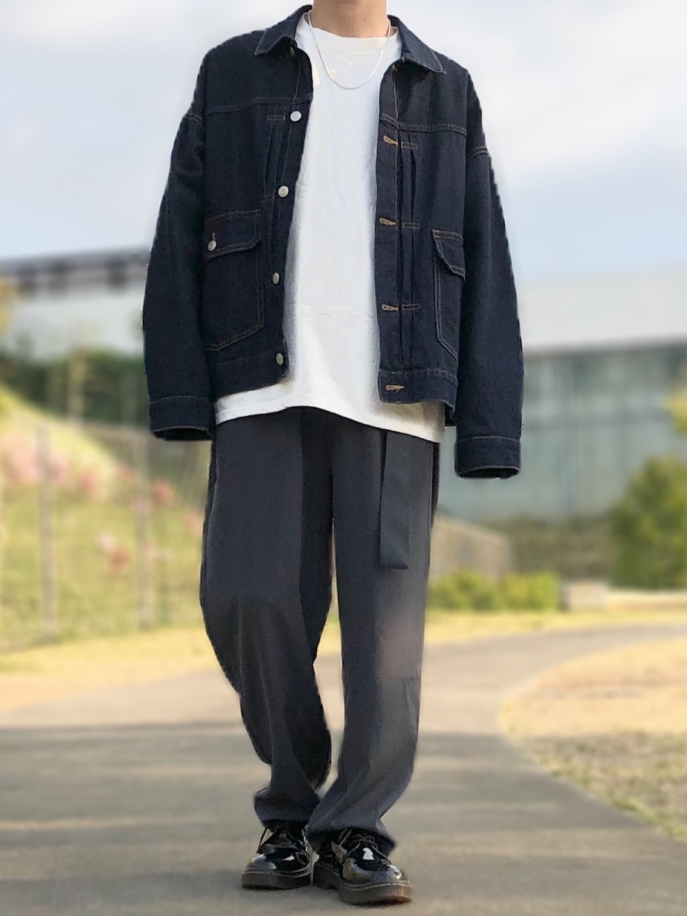 ブルー系のデニムジャケット、ホワイト系のTシャツ/カットソー、ブルー系のその他パンツを着用したメンズの春コーディネートの1枚目の写真