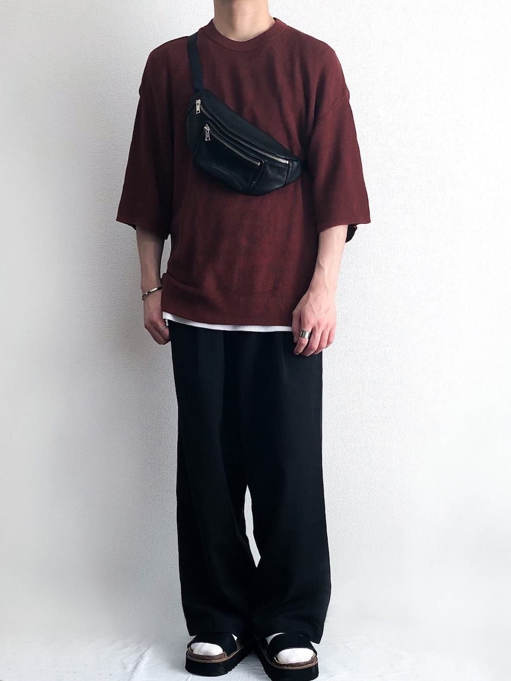 「オーバーサイズ、ゆるコーデ、きれいめカジュアル、STUDIOUS、tokyobase、ニットTシャツ、低身長、黒ワイドパンツ、レイヤードスタイル、ボディバッグ」｜「STUDIOUSの【STUDIOUS】GIMA LINEN ニットTシャツ（ニット/セーター、レッド系）」を使った、sakuさん（メンズ・165cm）の夏コーディネートの1枚目の写真