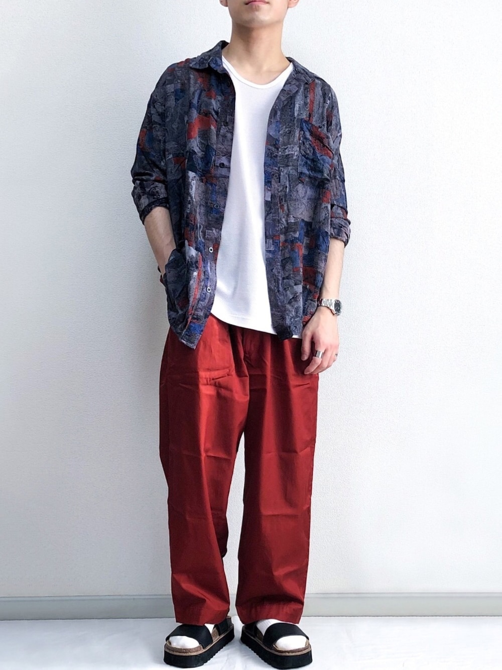 「休日スタイル、カジュアルコーデ、ラフコーデ、ビッグシルエット、ワイドパンツ、低身長コーデ、UNIQLO U、kutir、柄シャツ、オレンジ」｜「kutirの柄シャツ（シャツ/ブラウス、ブルー系）」を使った、sakuさん（メンズ・165cm）の秋コーディネートの1枚目の写真
