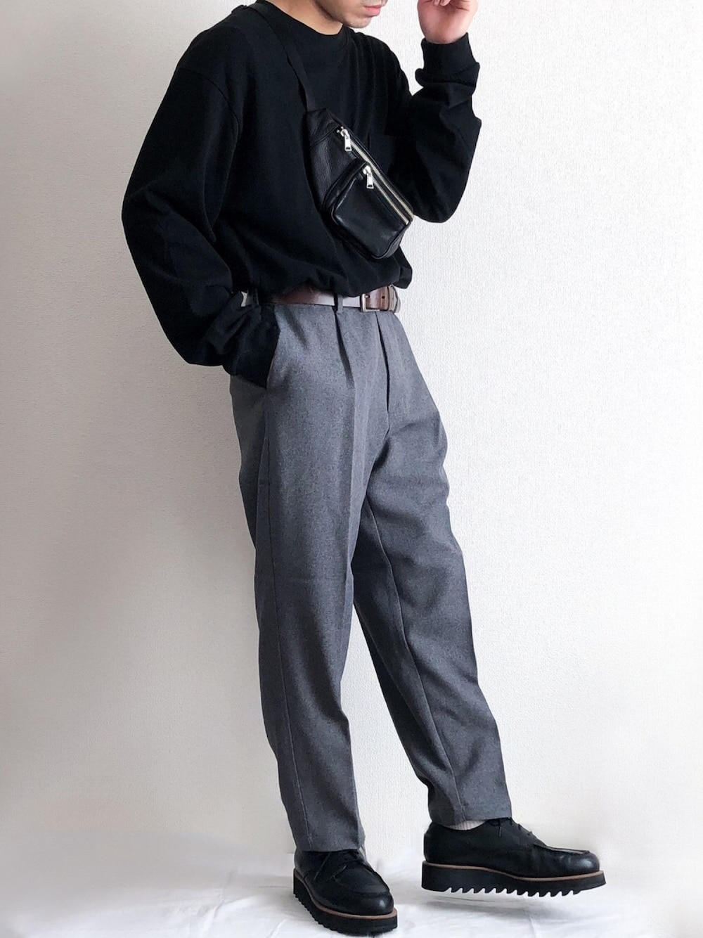 「大人コーデ、秋、ビックシルエット、きれいめカジュアル、オーバーサイズ、ロンT、GU、ootd、ワントーンコーデ、ボディバッグ」｜「GLOBAL WORKのUSAコットンDRYT【吸水速乾】/864443（Tシャツ/カットソー、ブラック系）」を使った、sakuさん（メンズ・165cm）の秋コーディネートの1枚目の写真