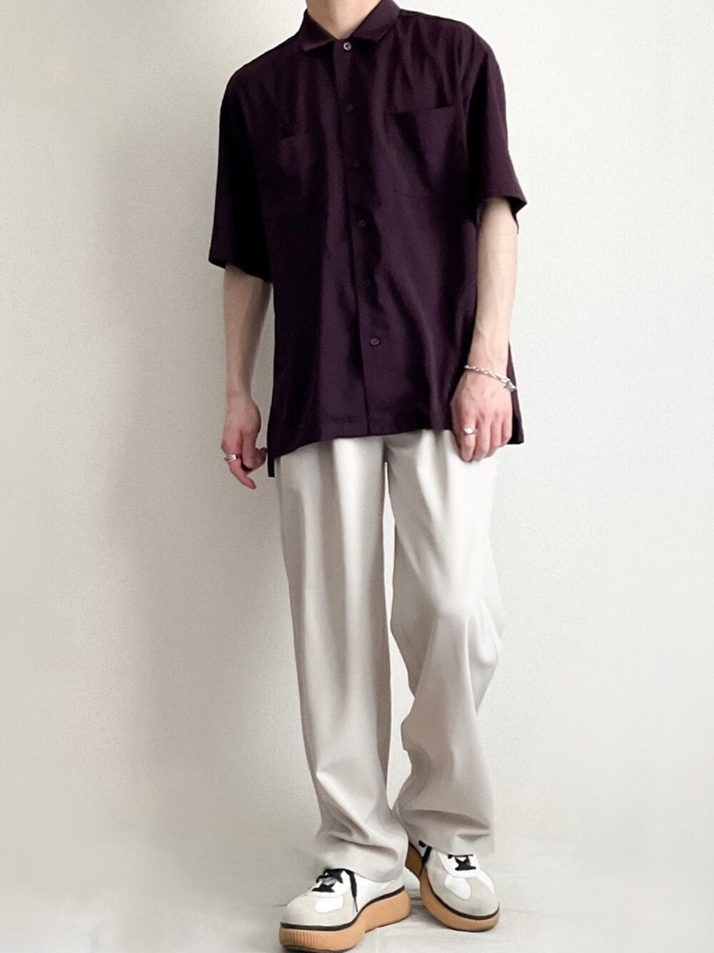 sakuさんの「Wポケットドレープオープンカラーシャツ（JUNRed）」を使ったコーディネートの1枚目の写真