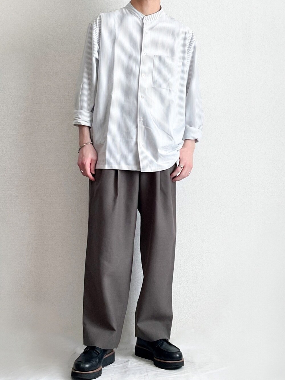 その他のシャツ/ブラウス、ブラウン系のパンツ、シルバー系のブレスレットを着用したメンズの春コーディネートの1枚目の写真