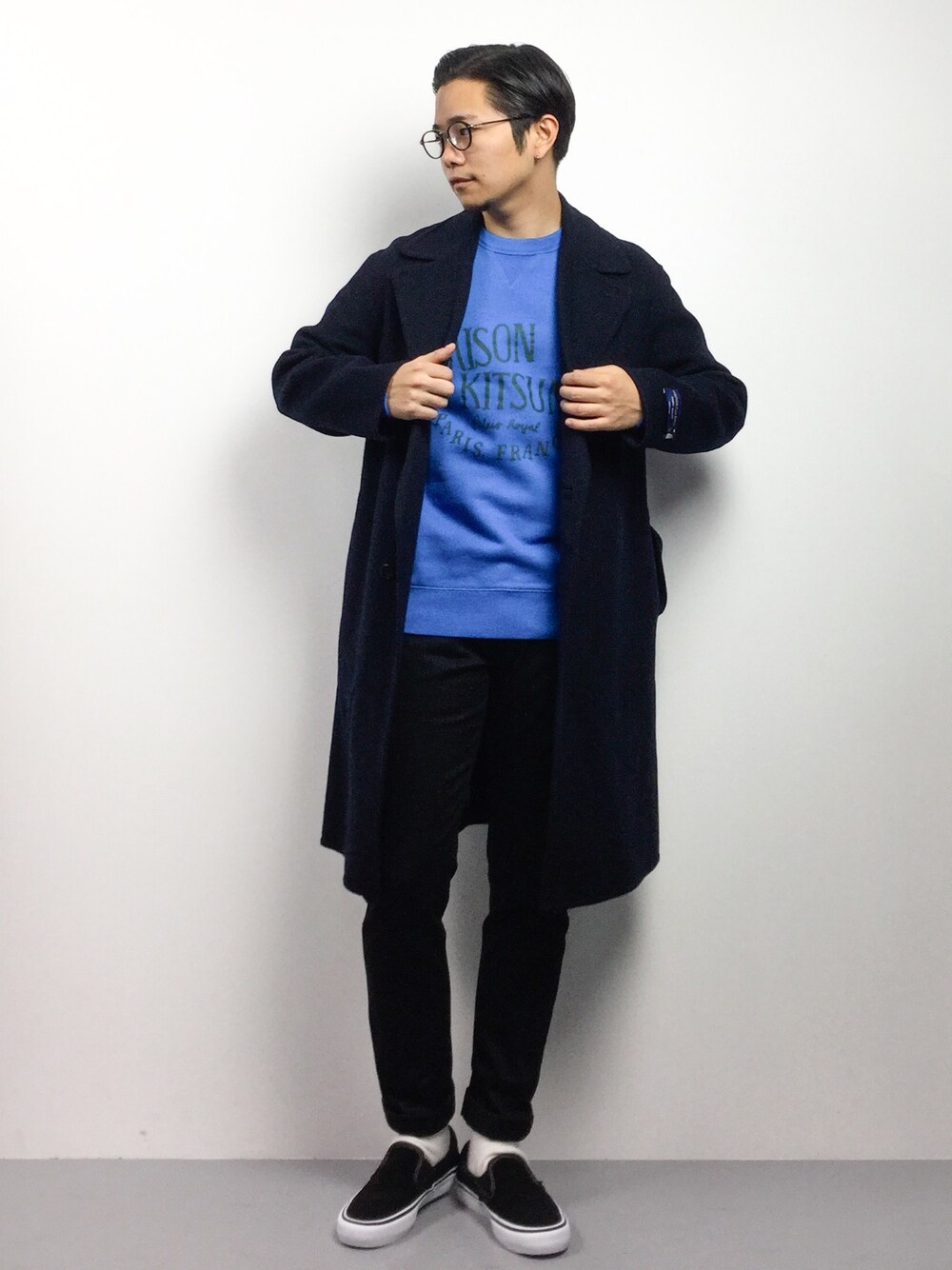 「スウェット、チェスターコート、MAISON KITSUNE、大人カジュアル、スリッポン、丸メガネ、白ソックス、きれいめカジュアル、kitsune、オトナカジュアル」｜「Maison KitsuneのＭＡＩＳＯＮ　ＫＩＴＳＵＮＥ　ＰＡＬＡＩＳ　ＲＯＹＡＬ　ＳＷＥＡＴ（スウェット、ブルー系）」を使った、K-1RO(ケーイチロー)さん（メンズ・171cm）の冬コーディネートの1枚目の写真