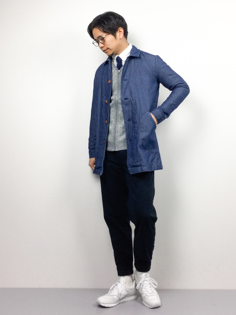 「カーディガン、ステンカラーコート、大人カジュアル、ネクタイ、白スニーカー、丸メガネ、きれいめカジュアル、ootd、ジョガーパンツ、オトナカジュアル」｜「HVCのHVC / デニムショップコート（デニムジャケット、ブルー系）」を使った、K-1RO(ケーイチロー)さん（メンズ・171cm）の冬コーディネートの1枚目の写真