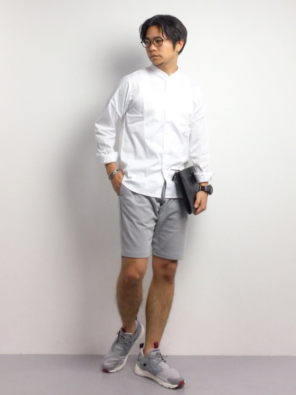 「スウェットパンツ、シンプル、白シャツ、クラッチバッグ、スポーツミックス、G-SHOCK、丸メガネ、ハイテクスニーカー、夏コーデ、バンドカラー」｜「BEAUTY&YOUTH UNITED ARROWSのBY ホワイト ピンオックス バンドカラー シャツ（シャツ/ブラウス、ホワイト系）」を使った、K-1RO(ケーイチロー)さん（メンズ・171cm）の春コーディネートの1枚目の写真