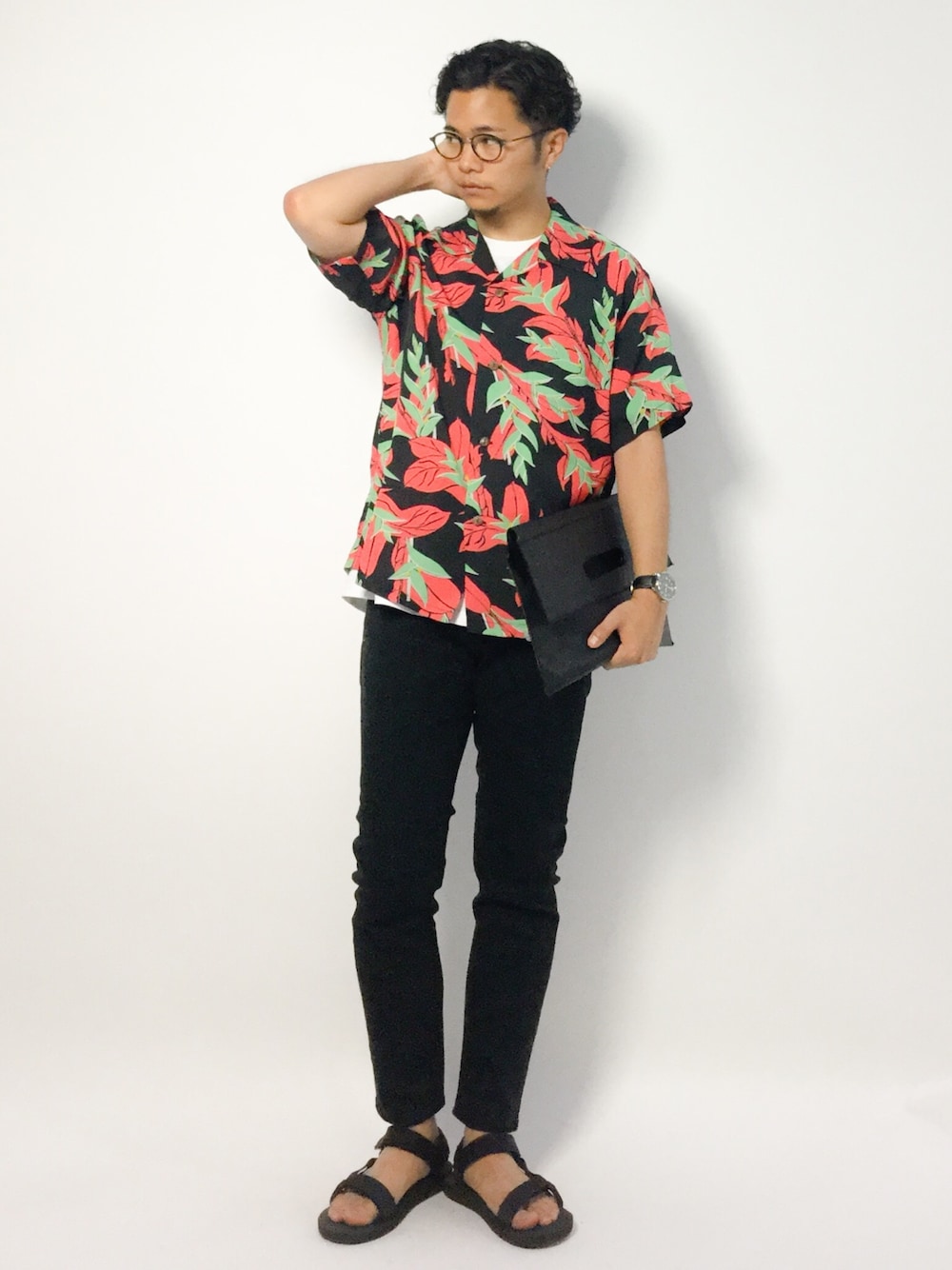 「スキニー、柄シャツ、花柄、サンダル、スキニーデニム、黒スキニー、アロハシャツ、半袖シャツ、オープンカラーシャツ、開襟シャツ」｜「SUN SURFのSUNSURF×JS / サンサーフ別注 :  TK1815　#（シャツ/ブラウス、ブラック系）」を使った、K-1RO(ケーイチロー)さん（メンズ・171cm）の夏コーディネートの1枚目の写真