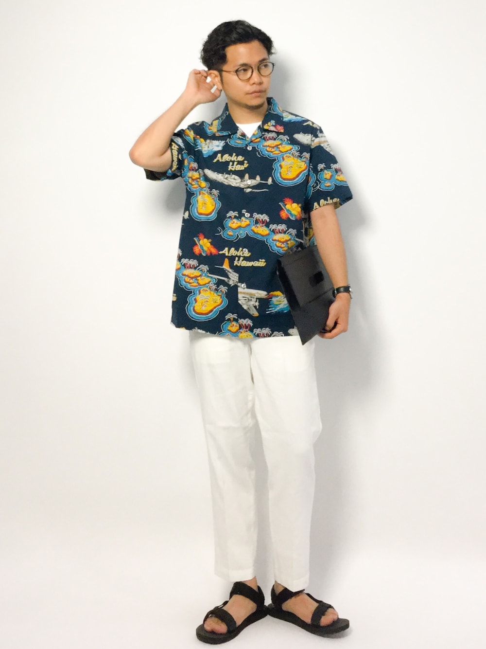 「クラッチバッグ、柄シャツ、丸メガネ、サンダル、白パンツ、アンクルパンツ、夏コーデ、アロハシャツ、はんぱ丈、オープンカラーシャツ」｜「reyn spoonerのSHORT SLEEVE OPEN COLLAR SHIRT（シャツ/ブラウス、ブルー系）」を使った、K-1RO(ケーイチロー)さん（メンズ・171cm）の夏コーディネートの1枚目の写真