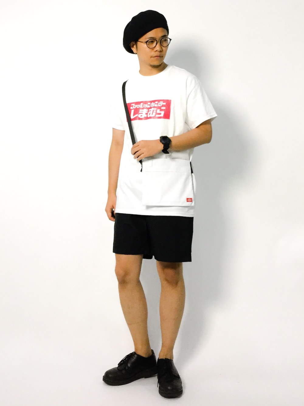 「ロゴT、ベレー帽、ショートパンツ、モノトーン、しまむら、革靴、ショーツ、ボックスロゴ、白Tシャツ、サコッシュ」｜「しまむらの【OPEN限定コラボ商品】　しまむらロゴ半袖Tシャツセット（Tシャツ/カットソー、ホワイト系）」を使った、K-1RO(ケーイチロー)さん（メンズ・171cm）の夏コーディネートの1枚目の写真