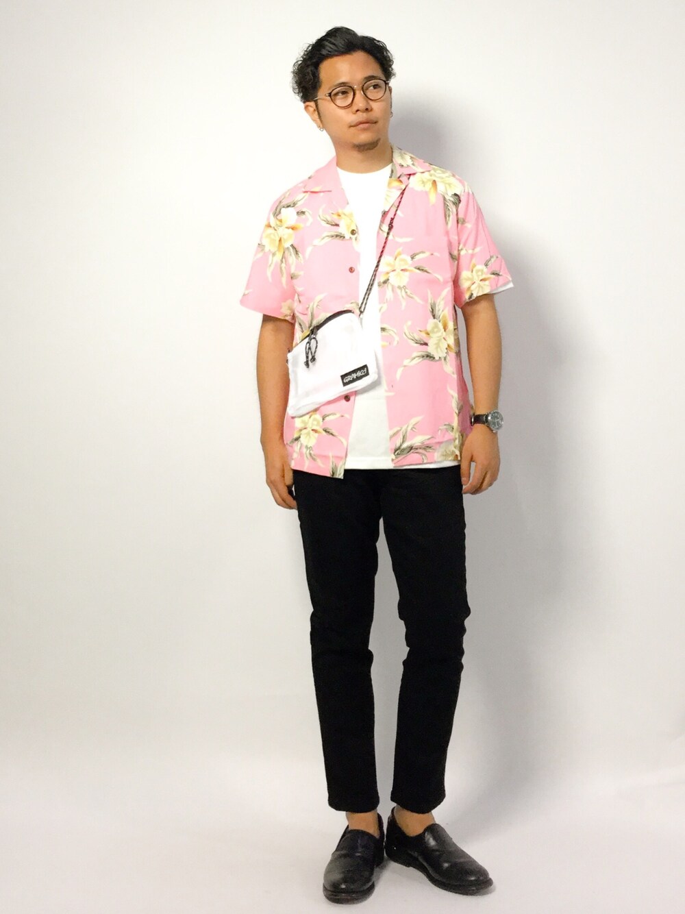 「カジュアル、柄シャツ、ローファー、アンクルパンツ、夏コーデ、アロハシャツ、白Tシャツ、オープンカラーシャツ、開襟シャツ、サコッシュ」｜「FREAK'S AMERICAのFREAK'S AMERICA/フリークスアメリカ Crew Neck TEE ”MADE IN USA”/クルーネック半袖Tシャツ アメリカ製（Tシャツ/カットソー、ホワイト系）」を使った、K-1RO(ケーイチロー)さん（メンズ・171cm）の夏コーディネートの1枚目の写真