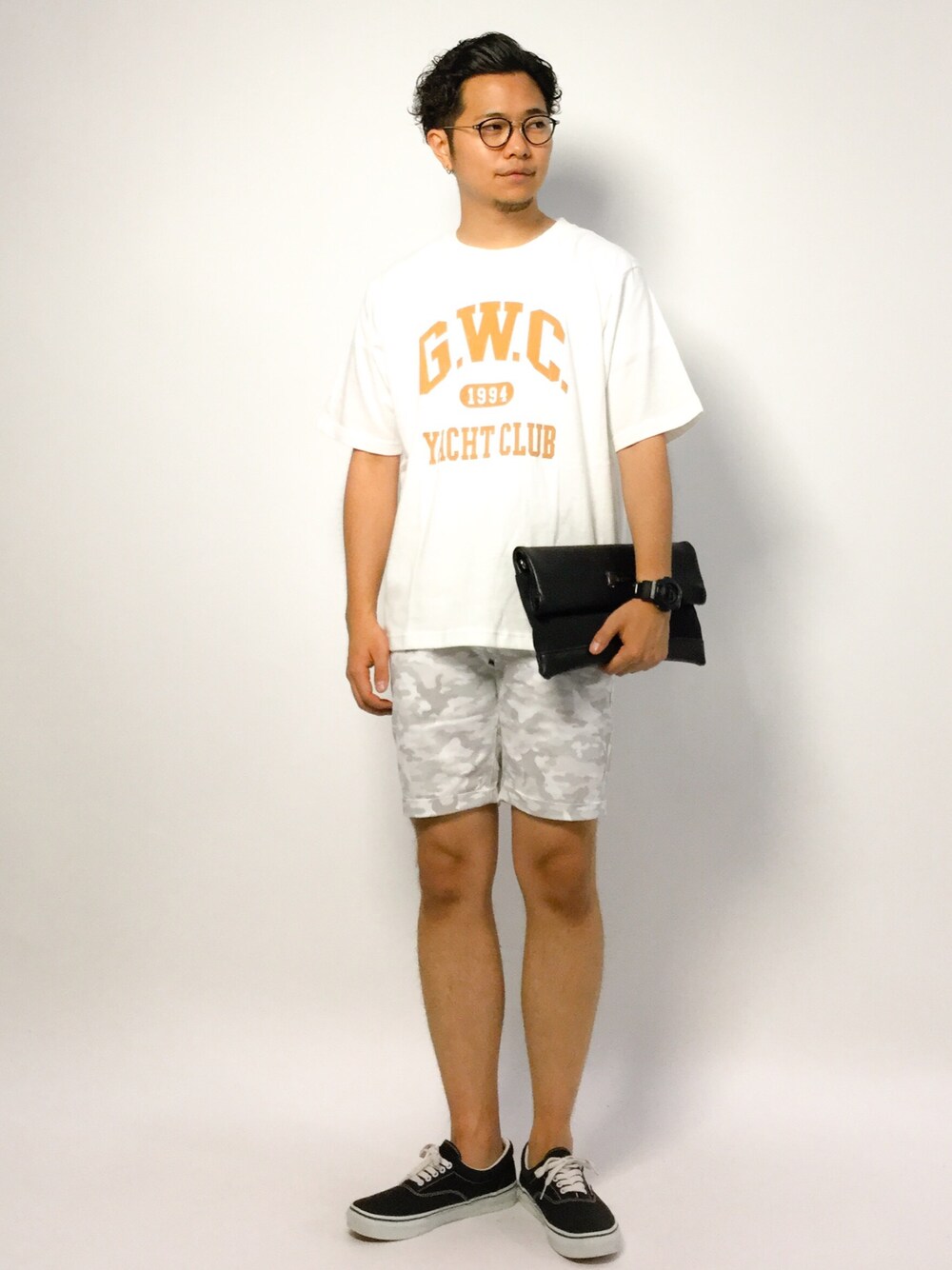 「ロゴT、カジュアル、シンプル、クラッチバッグ、アウトドアスタイル、カレッジ、カモフラパンツ、シンプルコーデ、夏コーデ、カジュアルコーデ」｜「GLOBAL WORKのカレッジロゴプリントTEE/801072（Tシャツ/カットソー、ホワイト系）」を使った、K-1RO(ケーイチロー)さん（メンズ・171cm）の夏コーディネートの1枚目の写真