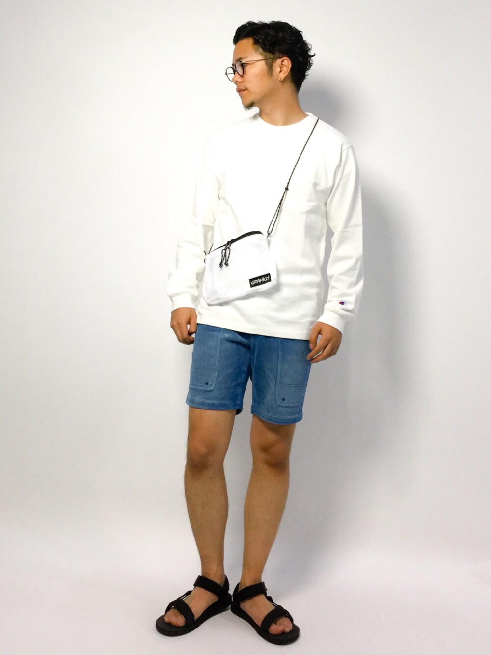 「シンプル、ショートパンツ、ロンT、サンダル、ショーツ、シンプルコーデ、夏コーデ、カジュアルコーデ、無地T、サコッシュ」｜「ChampionのChampion/別注HW製品染めLS（Tシャツ/カットソー、ホワイト系）」を使った、K-1RO(ケーイチロー)さん（メンズ・171cm）の夏コーディネートの1枚目の写真