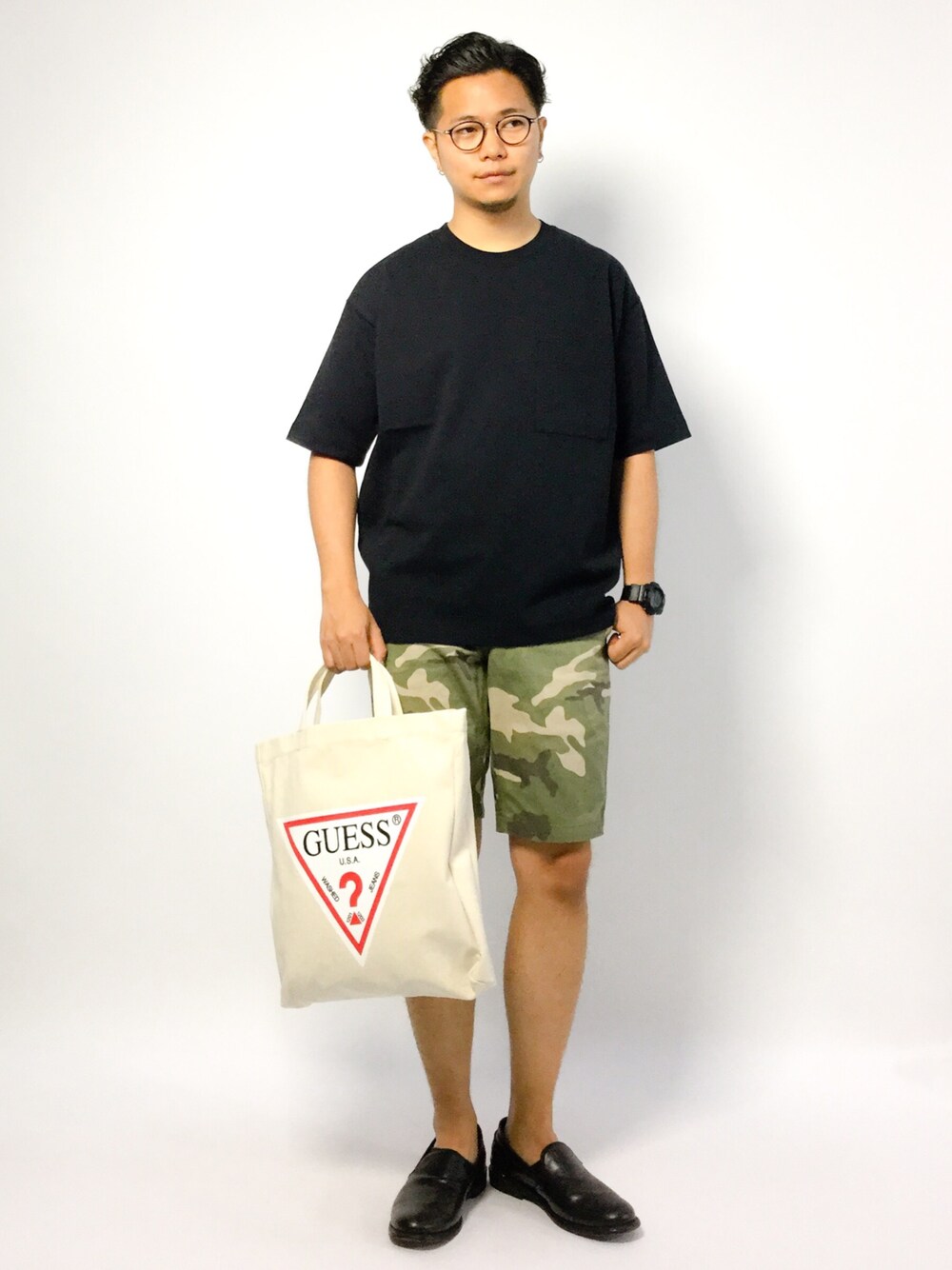 「トートバッグ、カジュアル、シンプル、カモフラ、ローファー、丸メガネ、夏コーデ、カジュアルコーデ、無地T、黒Tシャツ」｜「BEAUTY&YOUTH UNITED ARROWSのBY クリスピーコットン 樽型 Tシャツ（Tシャツ/カットソー、ブラック系）」を使った、K-1RO(ケーイチロー)さん（メンズ・171cm）の夏コーディネートの1枚目の写真