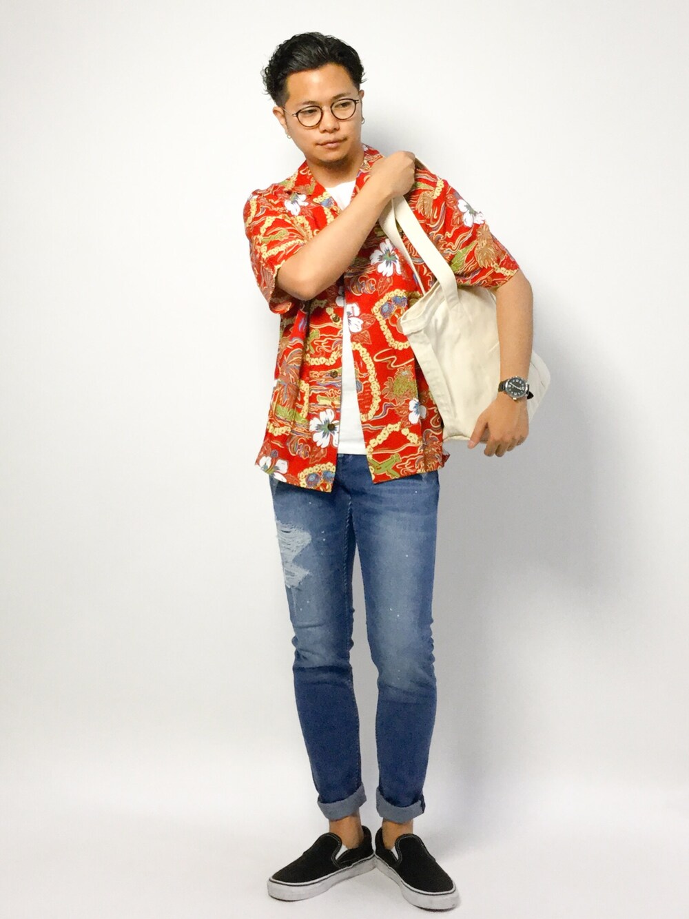 「カジュアル、柄シャツ、スリッポン、ダメージデニムパンツ、シンプルコーデ、夏コーデ、白Tシャツ、半袖シャツ、オープンカラーシャツ、開襟シャツ」｜「SHIPS JET BLUEのHilo Hattie×SHIPS JET BLUE: 別注 レーヨンアロハシャツ◇（シャツ/ブラウス、レッド系）」を使った、K-1RO(ケーイチロー)さん（メンズ・171cm）の夏コーディネートの1枚目の写真