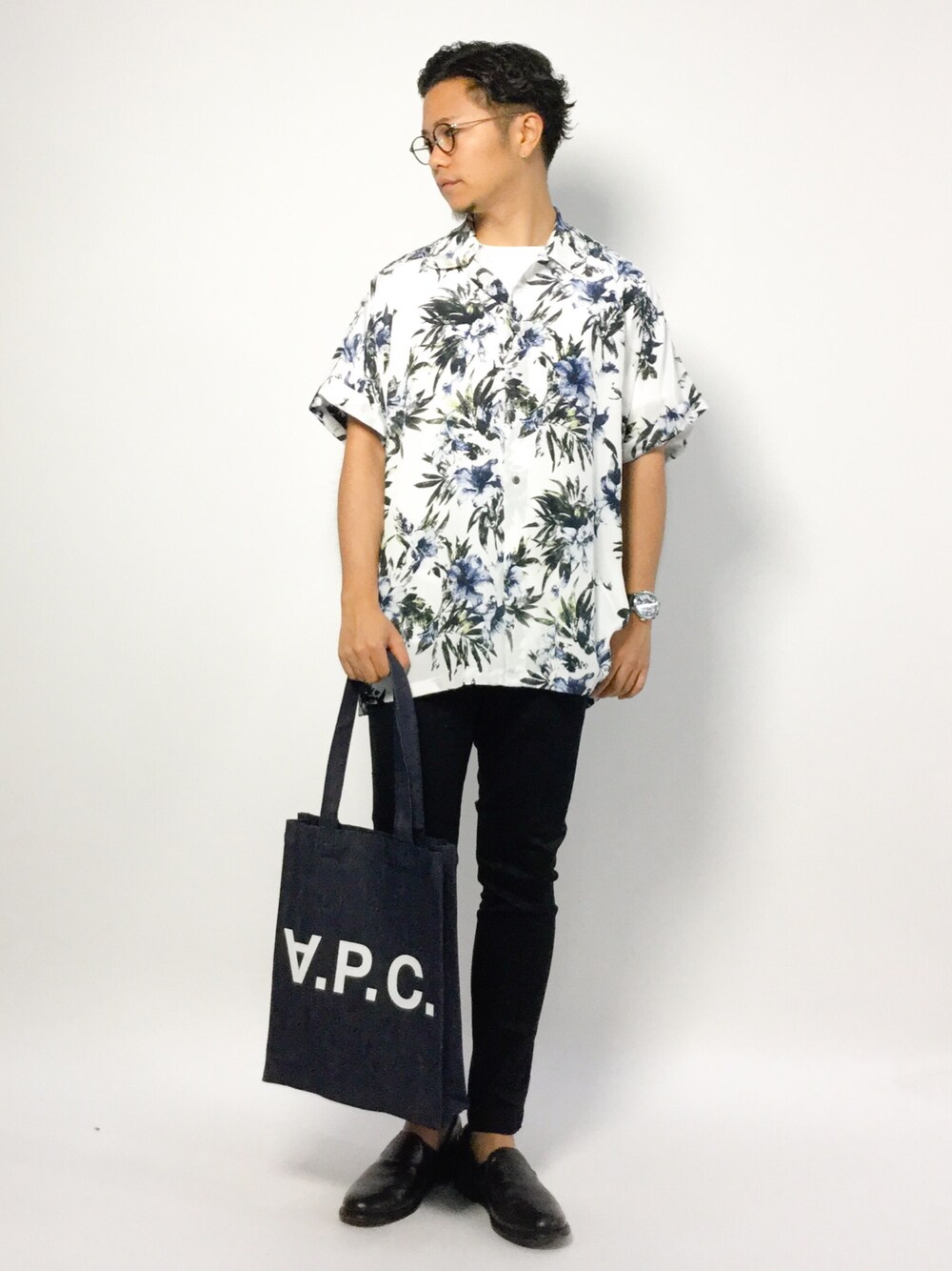 「トートバッグ、カジュアル、柄シャツ、花柄、A.P.C.、スキニーデニム、カジュアルコーデ、半袖シャツ、オープンカラーシャツ、開襟シャツ」｜「STUDIOUSの【STUDIOUS】ドルマンスリーブビッグシルエットフラワープリントシャツ（シャツ/ブラウス、ホワイト系）」を使った、K-1RO(ケーイチロー)さん（メンズ・171cm）の夏コーディネートの1枚目の写真