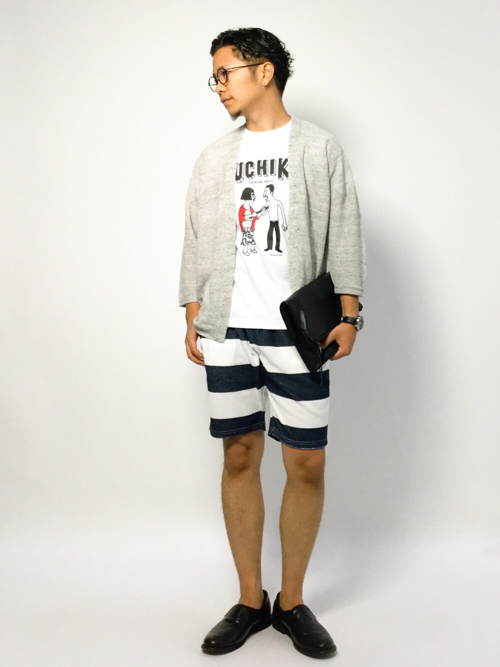 ホワイト系のTシャツ/カットソー、グレー系のカーディガン/ボレロ、ブラック系のクラッチバッグを着用したメンズの夏コーディネートの1枚目の写真