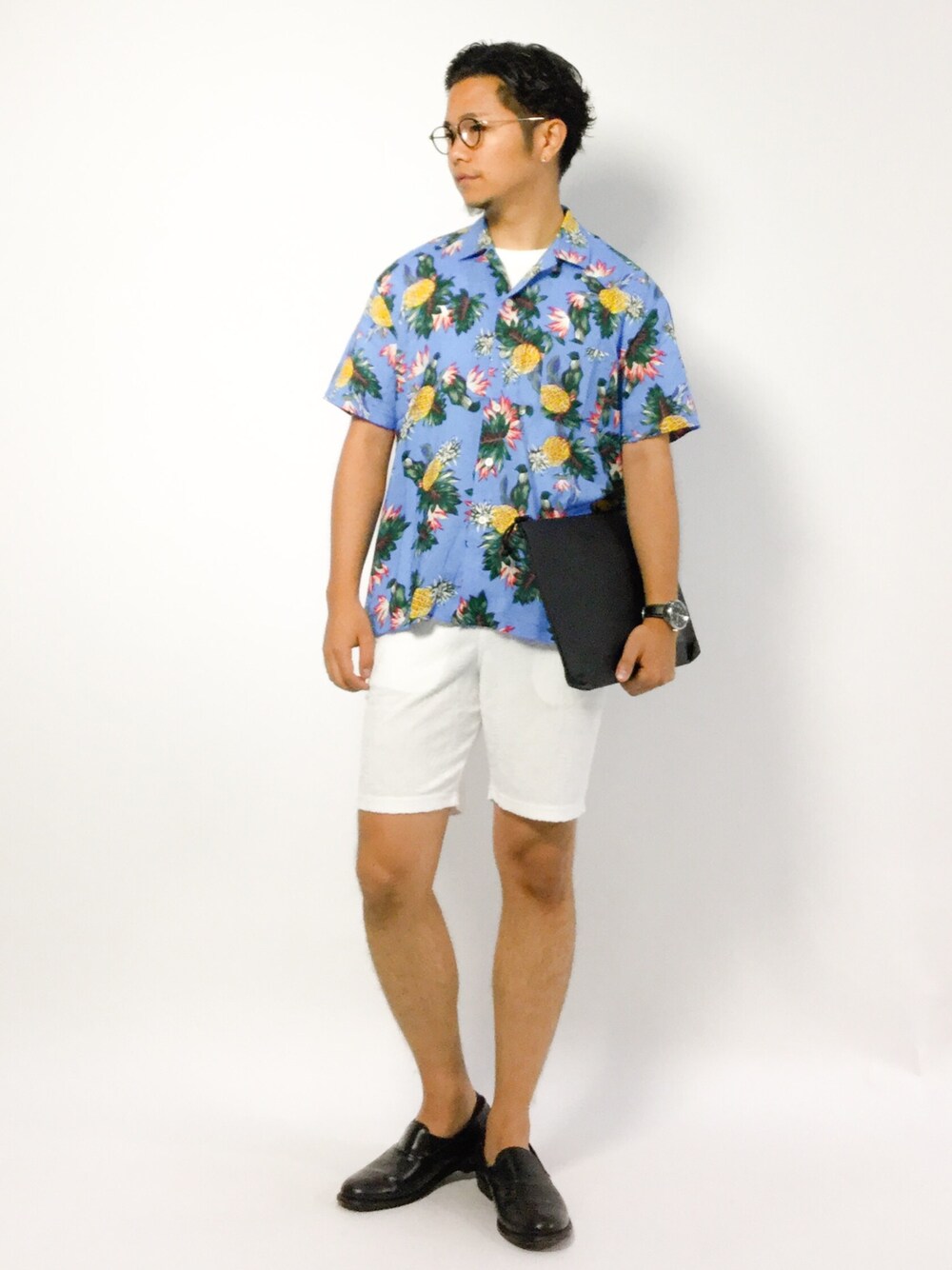 「カジュアル、クラッチバッグ、柄シャツ、ショートパンツ、ローファー、丸メガネ、夏コーデ、アロハシャツ、オープンカラーシャツ、開襟シャツ」｜「MANGROVEの【MANAGROVE】リラックスオープンカラーアロハシャツ（シャツ/ブラウス、ブルー系）」を使った、K-1RO(ケーイチロー)さん（メンズ・171cm）の夏コーディネートの1枚目の写真