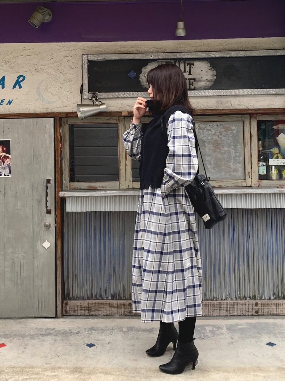「オトナカジュアル、きれいめカジュアル、ショートブーツ、ニット、ロングワンピース、タートルネック、ヘレンチア、ヘレンチアコーデ」｜「STUDIOUSのアイテム（ニット/セーター、ブラック系）」を使った、ATSUKOさん（レディース・157cm）の冬コーディネートの1枚目の写真