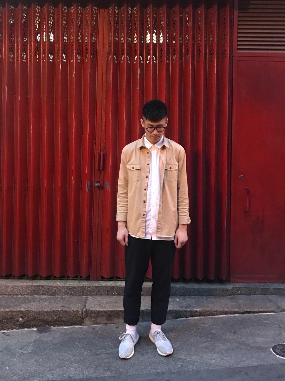 「ZARAのアイテム（ピーコート、ベージュ系）」を使った、Nathanloiさん（メンズ・183cm）の春コーディネートの1枚目の写真