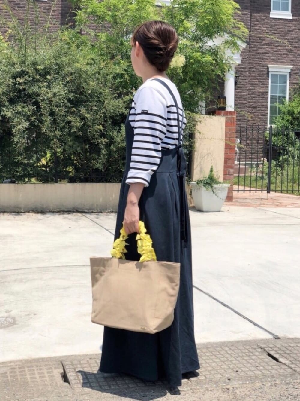 「MIAN、大人カジュアル、バッグ、トートバッグ、ボーダー、エプロンワンピース、ワンピース、リボン、ootd、低身長」｜「SLOBE IENAのバックリボンワンピース◆（ワンピース、ブルー系）」を使った、tomonoさん（レディース・152cm）の夏コーディネートの1枚目の写真