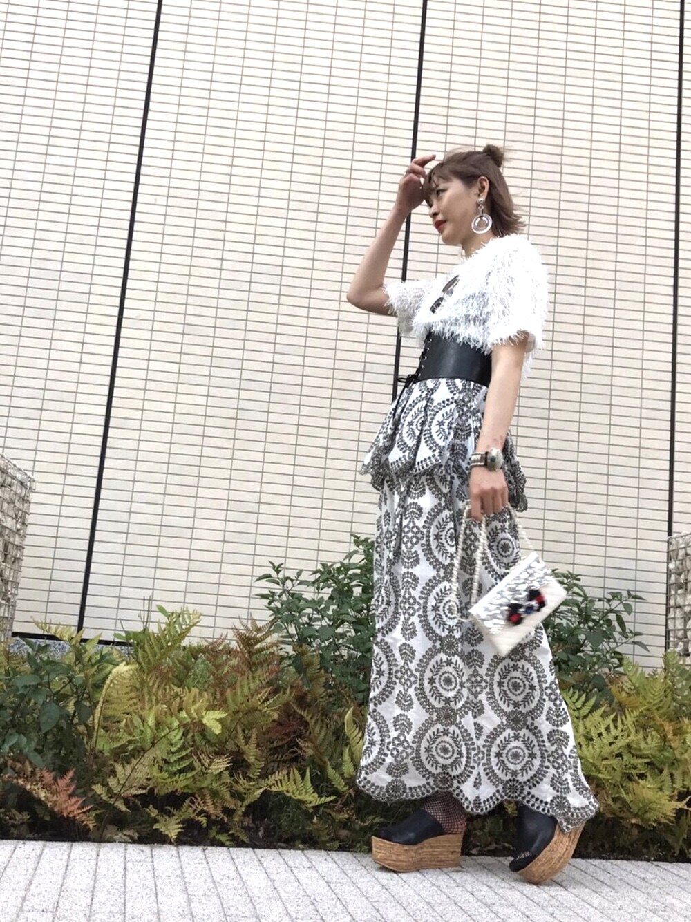 「Tシャツ、skirt、サンダル、white、ootd、outfit、coordinate、Narcissus、adonisis」｜「Adonisisのアイテム（スカート、ホワイト系）」を使った、Narcissus ESTさん（レディース・160cm）の春コーディネートの1枚目の写真