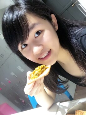 「V（ブイ）のアイテム」を使った、Ann yi さん（レディース・160cm）の春コーディネート
