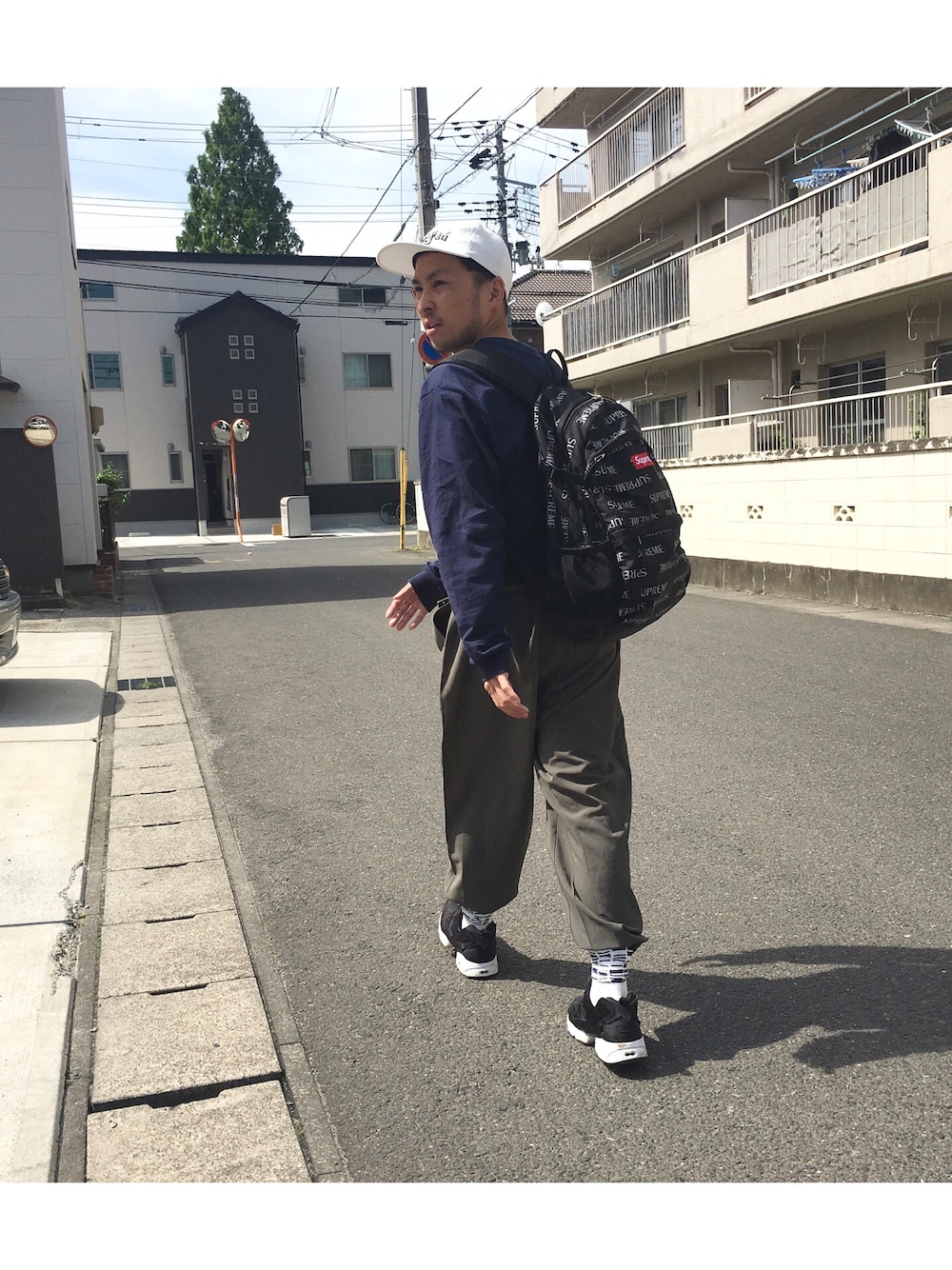 「カジュアル、ビッグシルエット、カーキ、キャップ、リュック、スニーカー、supreme」｜「Reebokのアイテム（スニーカー、ブラック系）」を使った、ソメさん（メンズ・165cm）の夏コーディネートの1枚目の写真