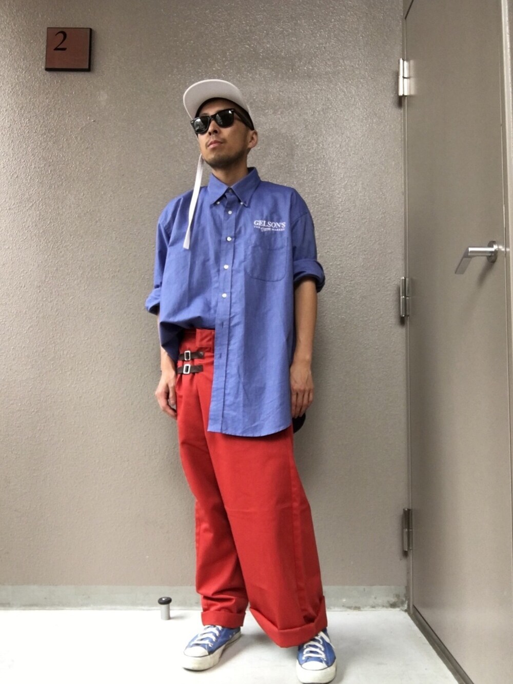 「そでまくり、ワイドパンツ、アシンメトリー、ファセッタズム、doublet、ビックシャツ、ビックシルエット、コンバース、キャップ、FACETASM」｜「FACETASMのアイテム（チノパンツ、レッド系）」を使った、ソメさん（メンズ・165cm）の夏コーディネートの1枚目の写真