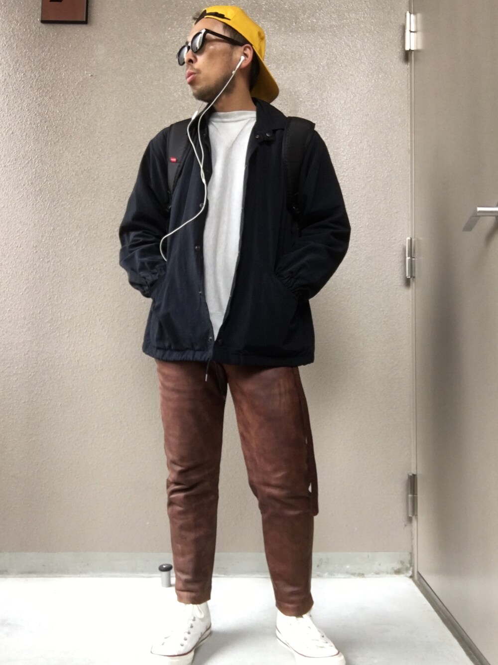 「革パンツ、レザーパンツ、レザー、スエット、コーチジャケット、コンバース、コンバース オールスター、シンプル、スニーカー、秋服」｜「UNITED ARROWSのアイテム（パンツ、ブラウン系）」を使った、ソメさん（メンズ・165cm）の秋コーディネートの1枚目の写真