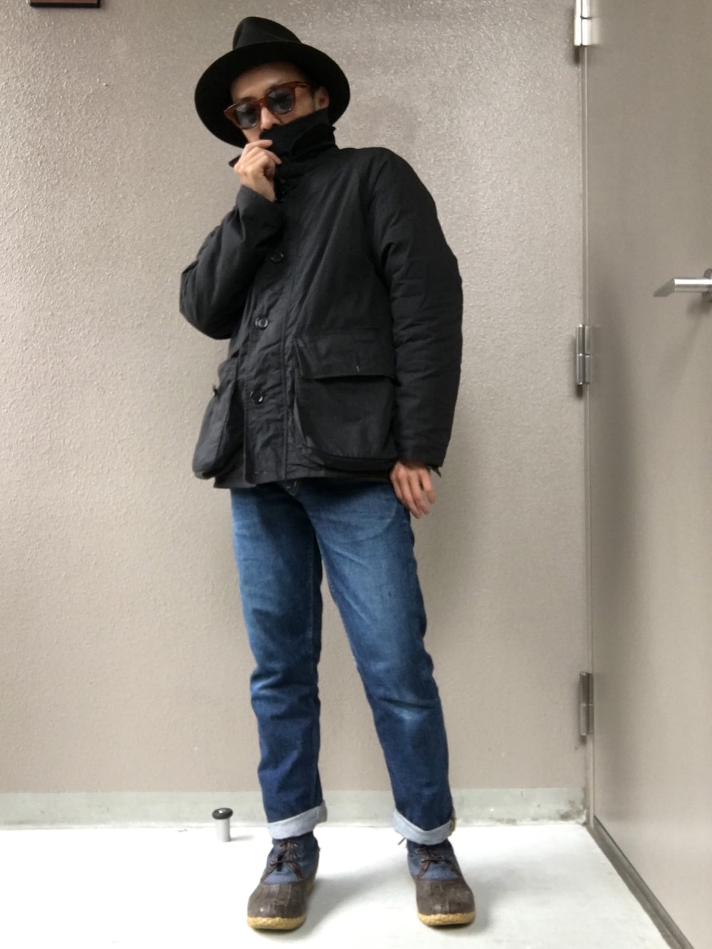 「雨の日コーデ、雨、雨の日、オイルドジャケット、バブアー、ビーンブーツ、長靴、イギリス、UK、シンプル」｜「YAECAのアイテム（カバーオール、ブラック系）」を使った、ソメさん（メンズ・165cm）の秋コーディネートの1枚目の写真