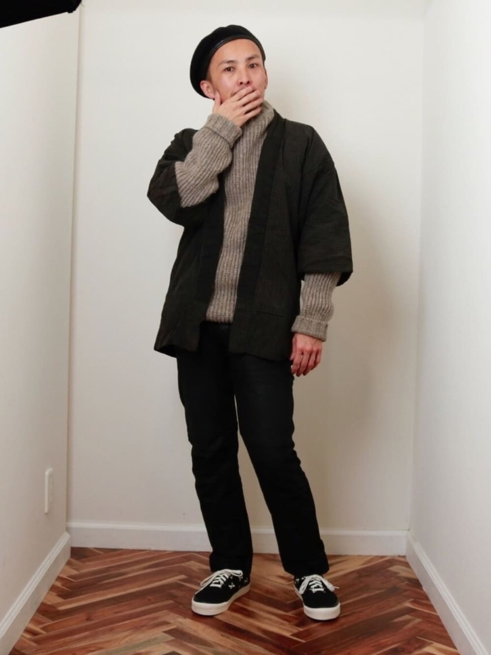 「レザーパンツ、革パンツ、レザー、ニット、セーター、スニーカー、ベレー帽、和服、着物、シンプルコーデ」｜「A.P.C.のアイテム（パンツ、ブラック系）」を使った、ソメさん（メンズ・165cm）の秋コーディネートの1枚目の写真