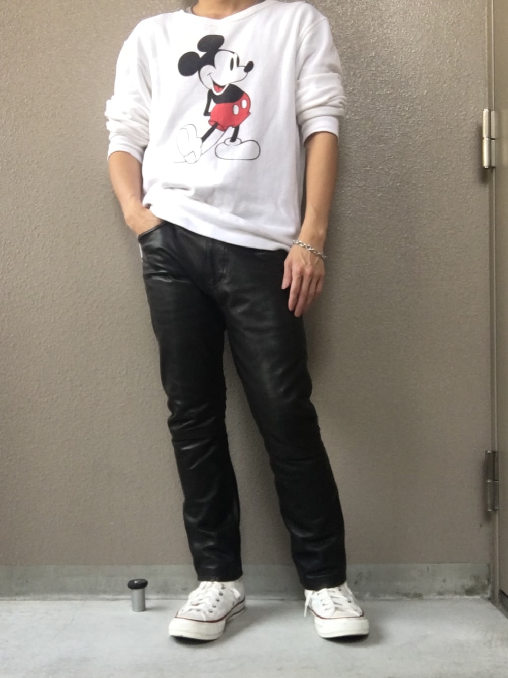 「スウェット、革パンツ、レザーパンツ、コンバース、スニーカー、ミッキー、オトナカジュアル、シンプル、ビッグシルエット、古着MIX」｜「UNUSEDのアイテム（スウェット、ホワイト系）」を使った、ソメさん（メンズ・165cm）の春コーディネートの1枚目の写真