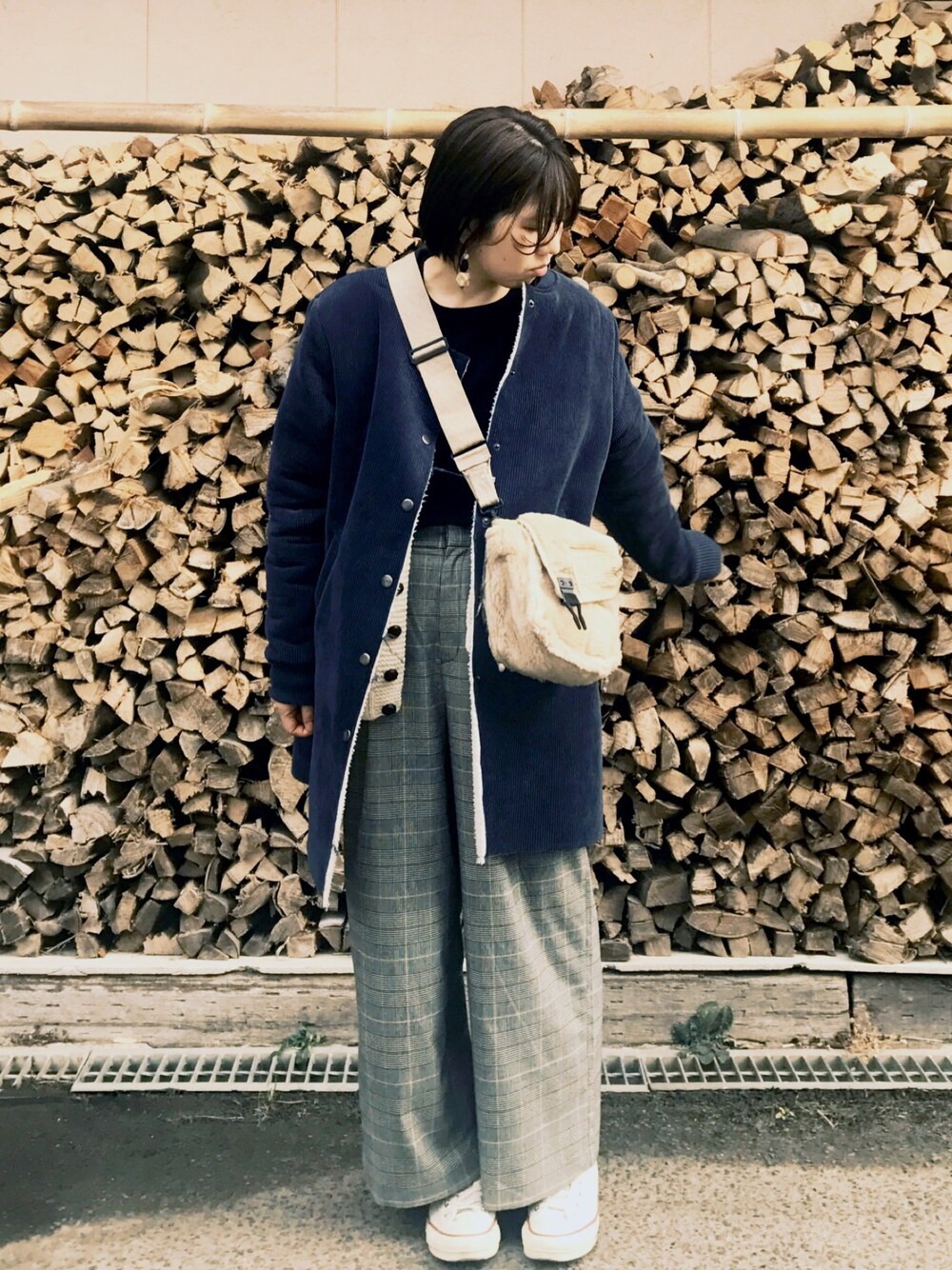 ブルー系のジャケット/アウター、ベージュ系のショルダーバッグ、イエロー系のその他パンツを着用したレディースの冬コーディネートの1枚目の写真