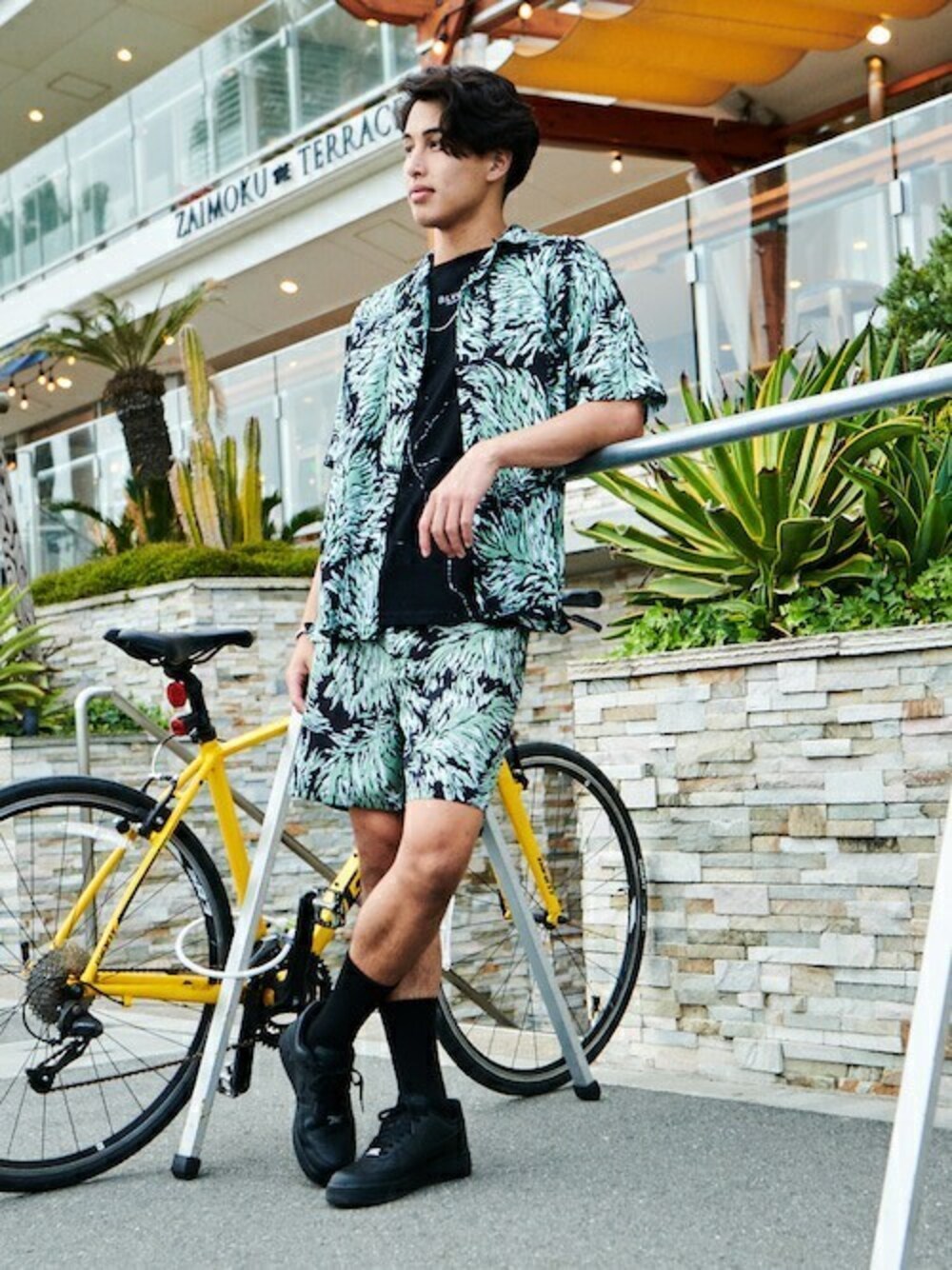ブラック系のTシャツ/カットソー、シルバー系のネックレス、シルバー系のブレスレットを着用したメンズの夏コーディネートの1枚目の写真