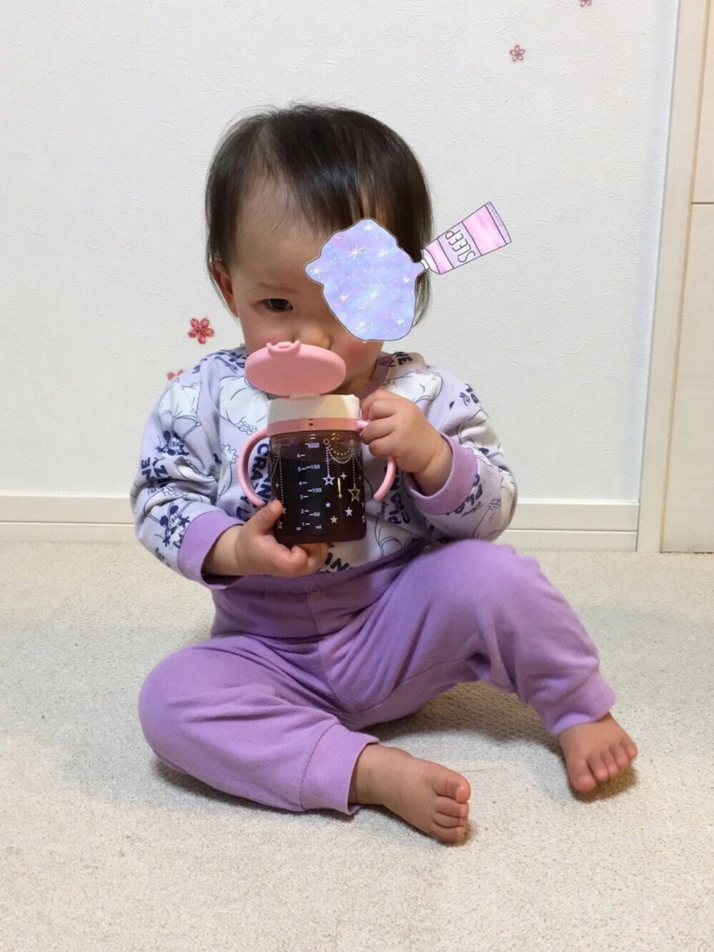 ピンク系のグラス/マグカップ/タンブラー、イエロー系のその他、パープル系のルームウェア/パジャマを着用したキッズの冬コーディネートの1枚目の写真