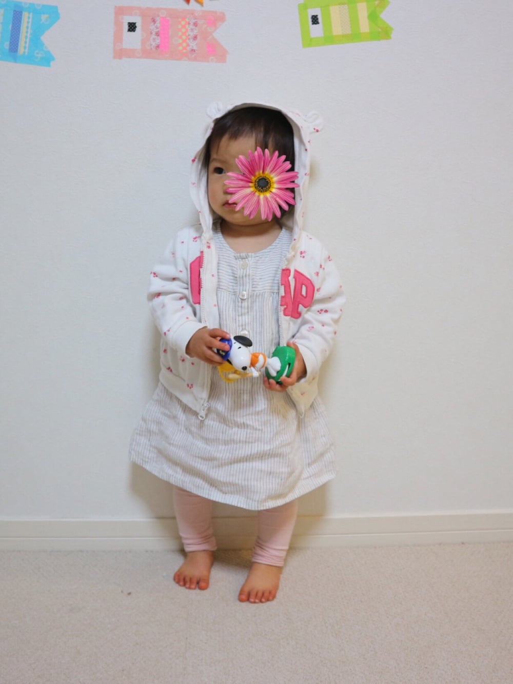 「1歳、1歳5ヶ月、一歳、女の子、わんわん、白ワンピース」｜「babyGAPのアイテム（パーカー、ホワイト系）」を使った、aob373728さん（キッズ・80cm）の春コーディネートの1枚目の写真